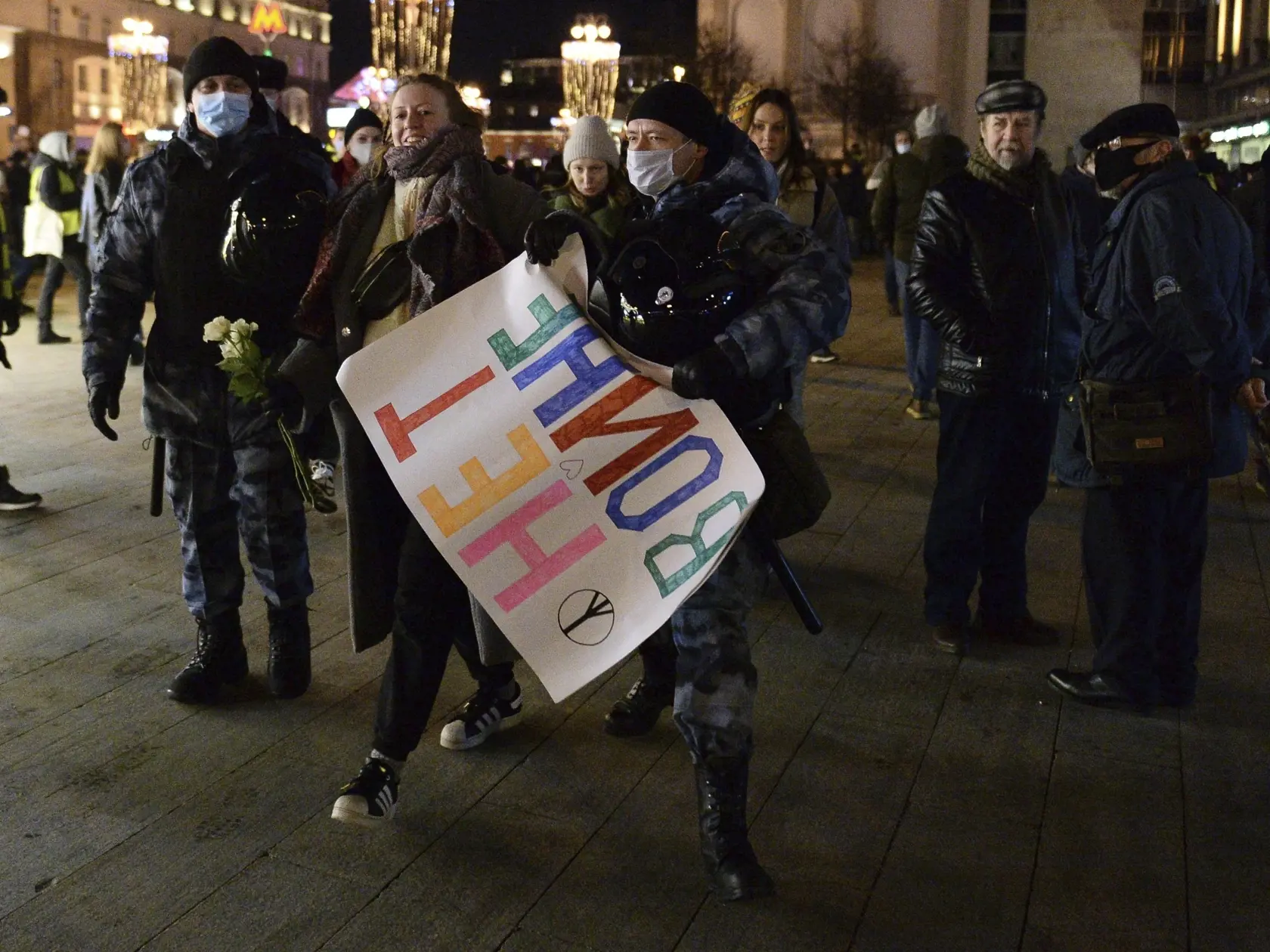 KK43 Moskva - Policajt zatýka muža počas akcie proti ruskému útoku na Ukrajinu, v Moskve 24. februára 2022. Počas protivojnových protestov jednotlivcov i zhromaždení proti invázii, ktorú Rusko vo štvrtok začalo na Ukrajine, zadržala polícia v 39 ruských mestách zatiaľ takmer 400 ľudí. FOTO TASR/AP
Police officer detain a demonstrator with the poster reading "No war" during an action against Russia's attack on Ukraine in Moscow, Russia, Thursday, Feb. 24, 2022. Hundreds of people gathered in the 