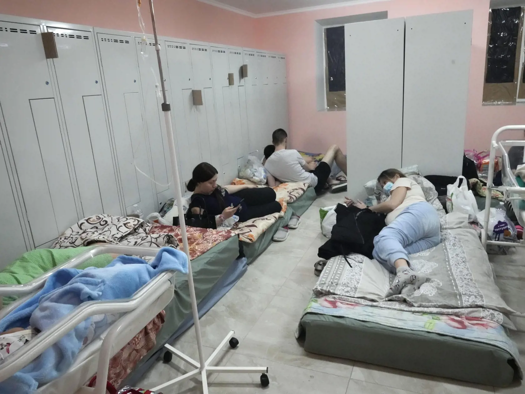 KK48 Kyjev - Na snímke tehotné ženy a novonarodené deti v suteréne pôrodnice prerobenej na lekárske oddelenie počas siedmeho dňa ruskej invázie na Ukrajine v stredu 2. marca 2022 v Kyjeve. Kremeľ v stredu oznámil, že ruská delegácia je pripravená pokračovať v mierových rokovaniach s Ukrajinou. Rozhovory medzi Moskvou a Kyjevom by sa mali podľa očakávaní začať v stredu večer. FOTO TASR/AP

Pregnant women and new born babies in the basement of a maternity hospital converted into a medical ward and
