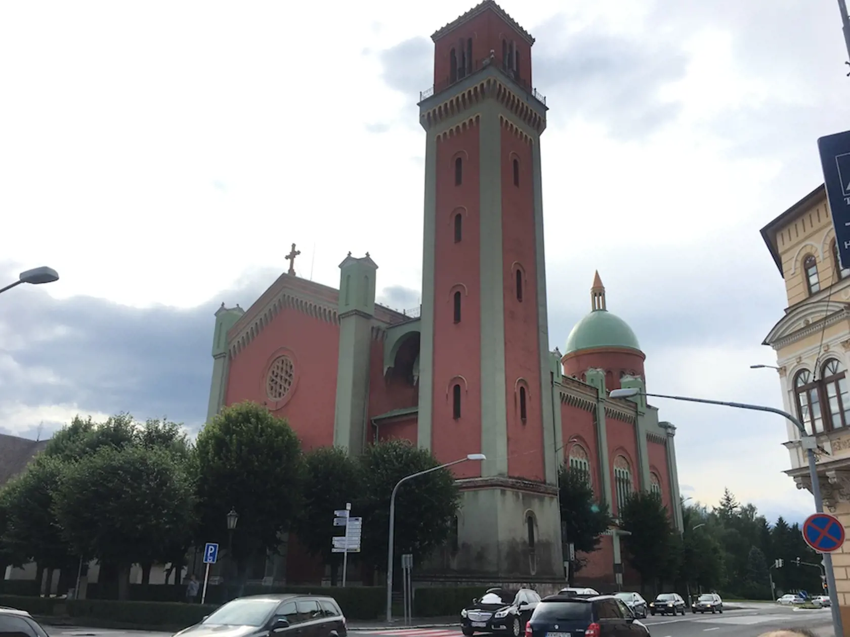 Dominantou Kežmarku je červený evanjelický kostol s orientálnymi prvkami. Stavali ho 22 rokov, s 11-ročnou prestávkou, v rokoch 1872 – 1894 v eklektickom slohu a patrí medzi národné kultúrne pamiatky SR. Pred vyše sto rokmi pristavali na severnej strane mauzóleum Imricha Thökölyho.