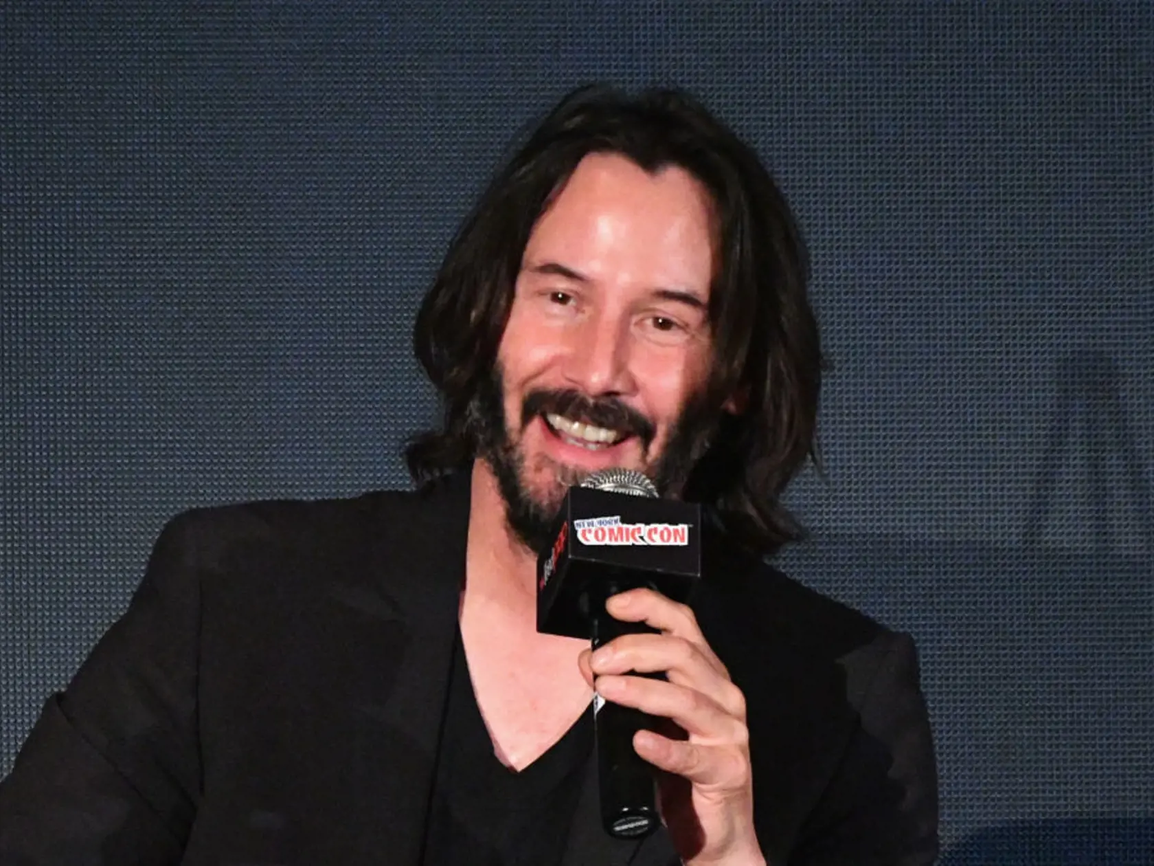 NEW YORK, NY - OCTOBER 05:  Keanu Reeves discusses Replicas during the 2017 New York Comic Con - Day 1 on October 5, 2017 in New York City.  (Photo by Dia Dipasupil/Getty Images)