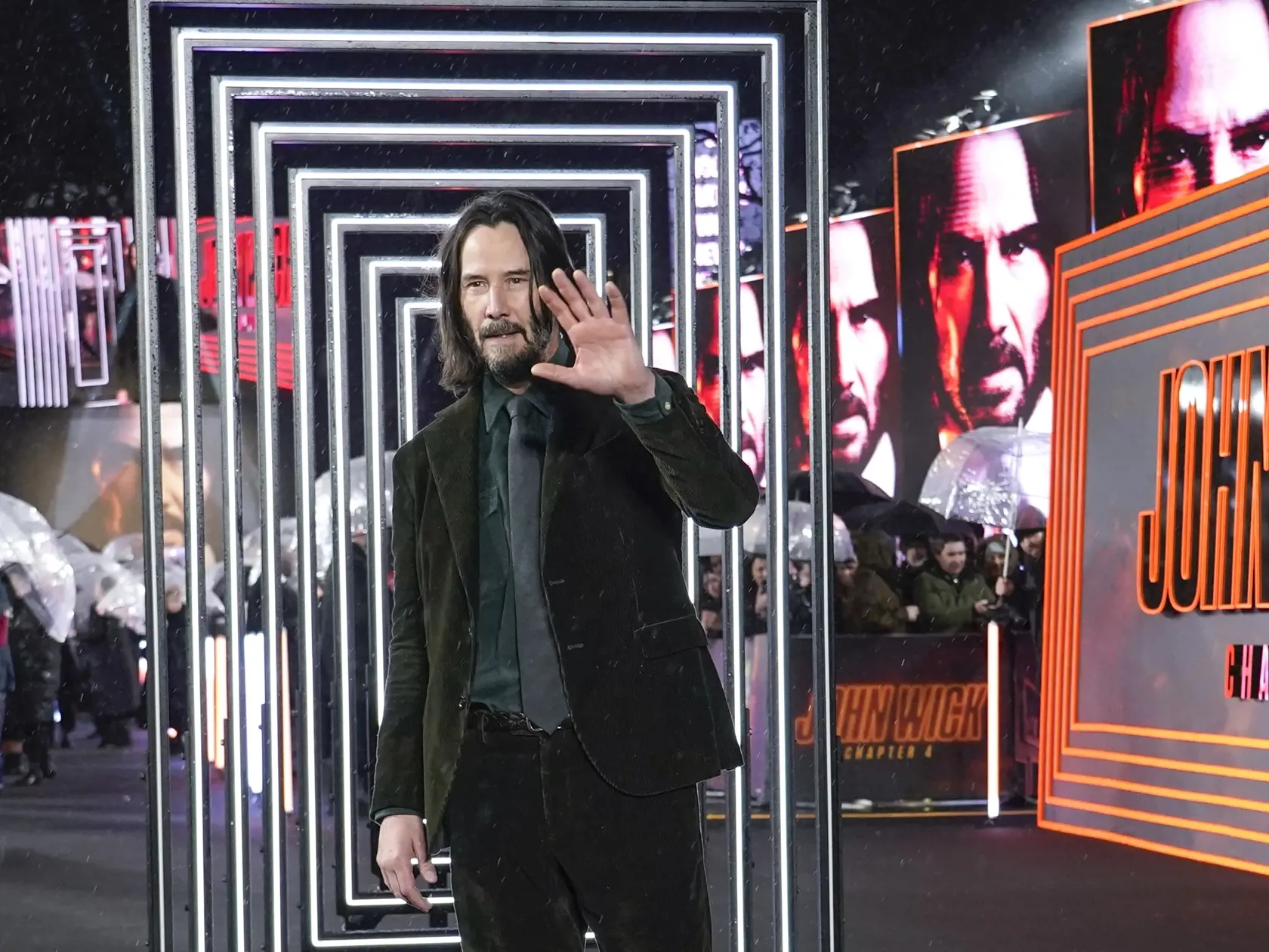 EBE 43 Londýn - Na snímke kanadský herec Keanu Reeves pózuje fotografom pred premiérou štvrtej časti akčného filmu John Wick v Londýne 6. marca 2023. FOTO TASR/AP

Keanu Reeves poses for photographers upon arrival at the premiere of the film 'John Wick Chapter 4', Monday, March 6, 2023 in London. (Alberto Pezzali/Invision/AP)