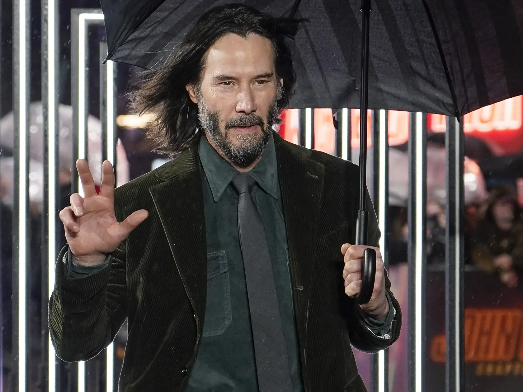 EBE 55 Londýn - Na snímke kanadský herec Keanu Reeves pózuje fotografom pred premiérou štvrtej časti akčného filmu John Wick v Londýne 6. marca 2023. FOTO TASR/AP

Keanu Reeves poses for photographers upon arrival at the premiere of the film 'John Wick Chapter 4', Monday, March 6, 2023 in London. (Alberto Pezzali/Invision/AP)