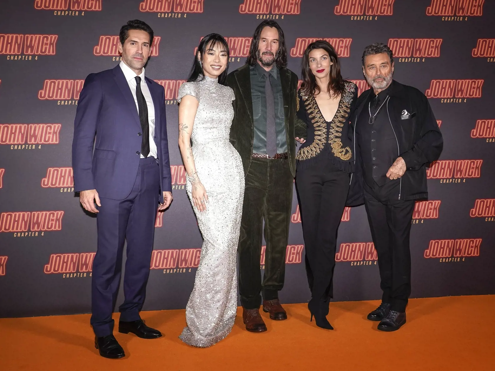 EBE 56 Londýn - Na snímke zľava herci Scott Adkin, Rina Sawayama, Keanu Reeves, Natalia Tena a režisér Ian McShane pózujú fotografom pred premiérou štvrtej časti akčného filmu John Wick v Londýne 6. marca 2023. FOTO TASR/AP

Scott Adkin, from left, Rina Sawayama, Keanu Reeves, Natalia Tena and Ian McShane pose for photographers upon arrival at the premiere of the film 'John Wick Chapter 4', Monday, March 6, 2023 in London. (Alberto Pezzali/Invision/AP)