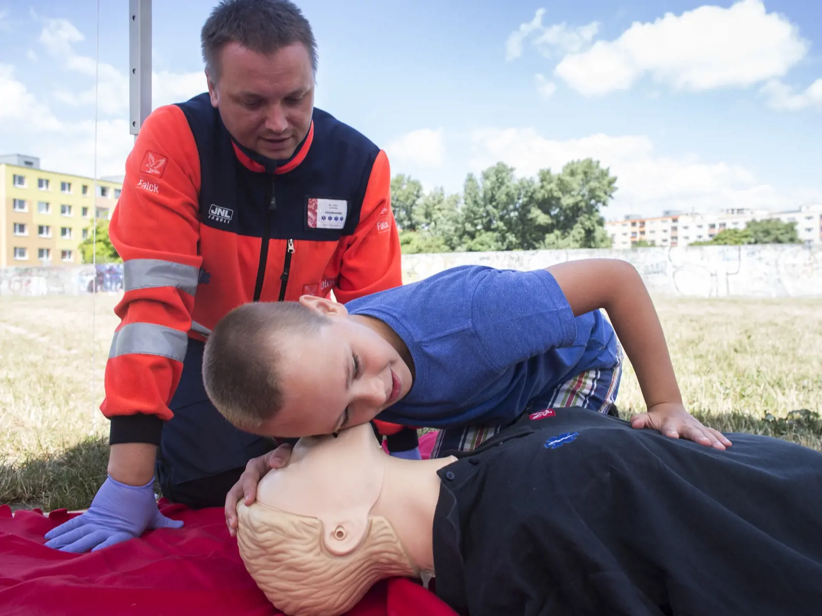 Bratislava - Petržalka - základná škola - záchranná služba Falck - záchranári - prvá pomoc - kurz prvej pomoci - deti - Lakomý Peter - resuscitácia