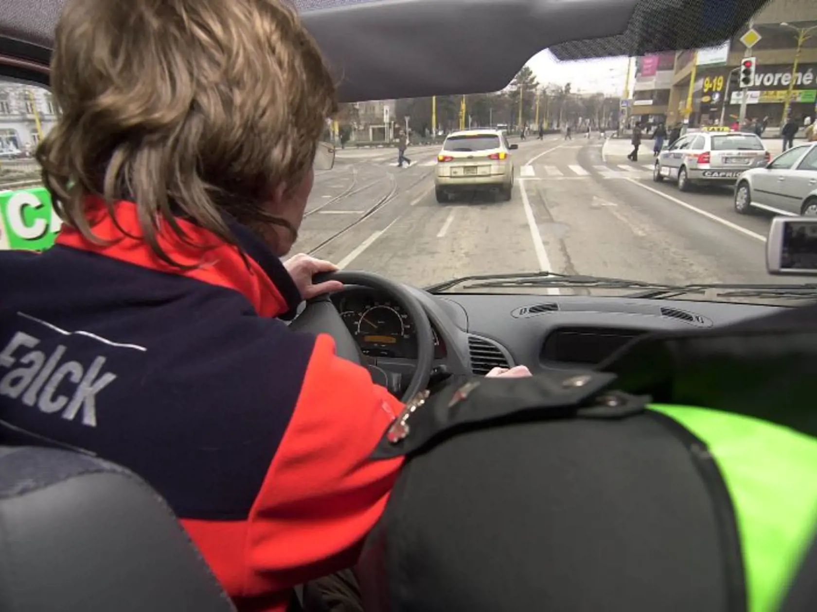 Falck Záchranná, a.s., poskytovateľ záchrannej zdravotnej služby, organizuje v Košiciach preškolenie vodičov ZZS. 27 vodičov sanitiek bude 27. a 28. februára za asistencie polície testovať svoje vodičské zručnosti pri kontrolných výjazdoch za použitia zvukových a svetelných signalizačných zariadení (sirén). TASR. Košice 27.2.2007  FOTO TASR – Milan Kapusta                              