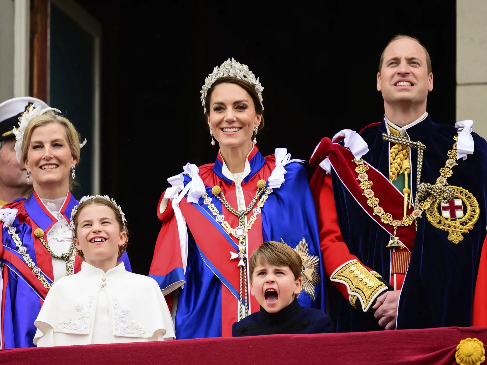 WA 81 Londýn - Na snímke zľava Sophie, vojvodkyňa z Ediburghu;  britská princezná Charlotte;  Kate, britská princezná z Walesu; britský princ Louis a britský princ William sledujú z balkóna Buckinghamského paláca prelet britskej kráľovskej leteckej akrobatickej skupiny Red Arrows (RAF) na záver korunovačných ceremónií v Londýne v sobotu 6. mája 2023. Vo Westminsterkom opátstve v sobotu korunovali britského kráľa Karola III. a jeho manželku Kamilu. FOTO TASR/AP

Sophie, Duchess of Edinburgh, left
