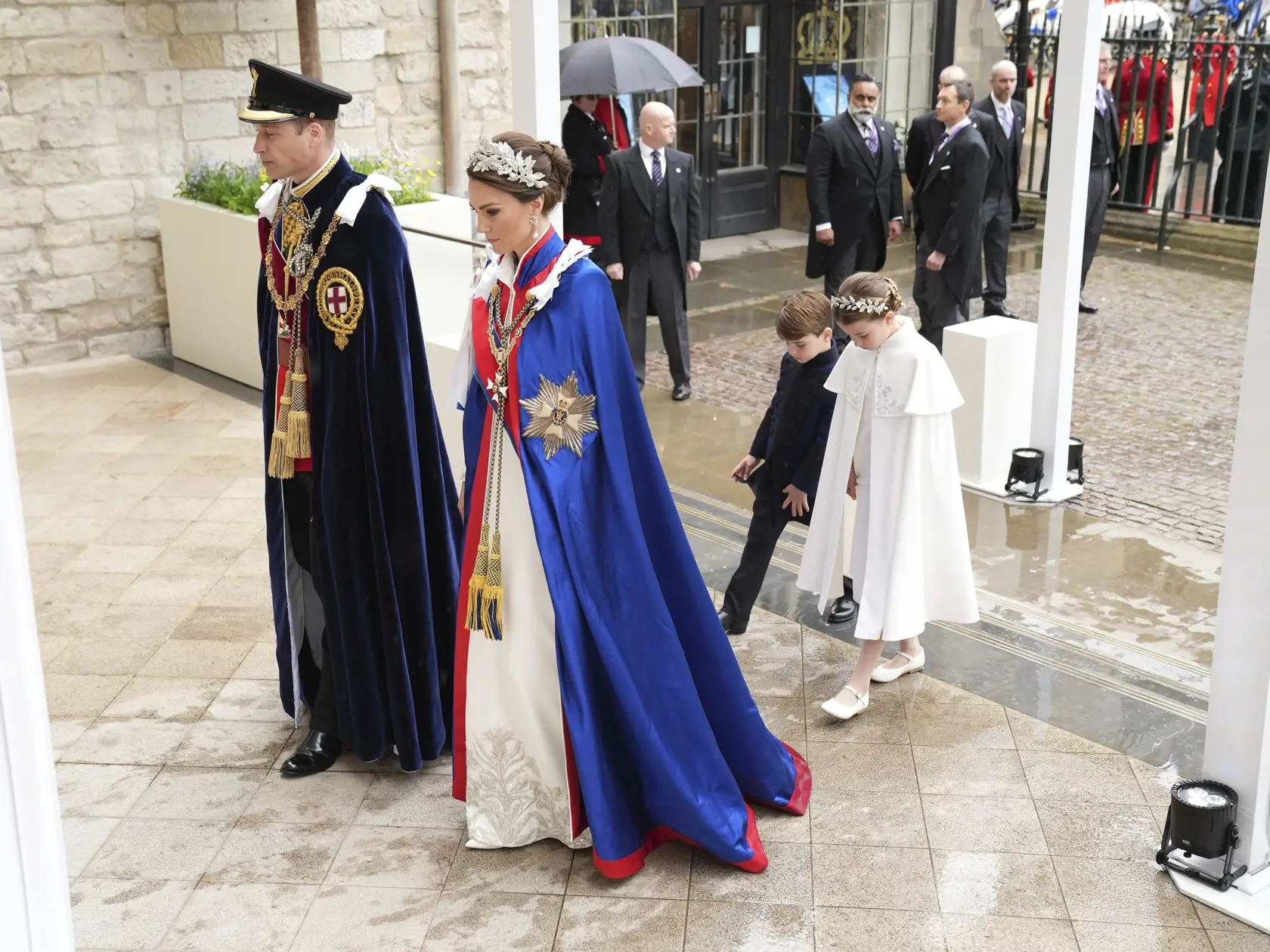 Manželia William a Kate prichádzajú na korunováciu s dcérou princeznou Charlotte a synom princom Louisom.