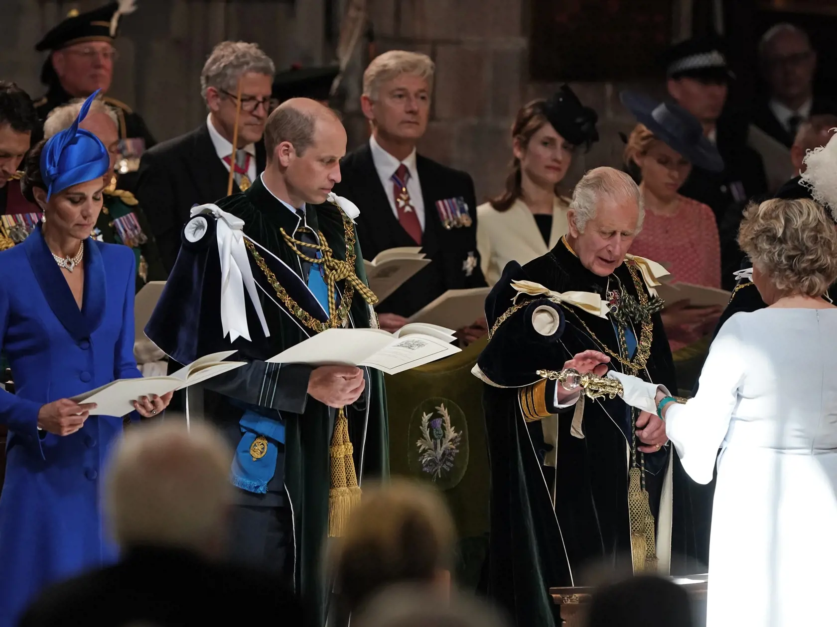 Zdá sa, že korunovácia sa britskému kráľovi Karolovi III. (74) poriadne zapáčila. Najnovšie si ju ,,zopakoval“ aj pri odovzdávaní korunovačných klenotov v Škótsku a aj táto ceremónia bola veľkolepá. Po jeho boku nechýbali ani kráľovná Camilla (75) a následník trónu princ William (41) s manželkou Kate (41), ktorá bola ozdobou celej udalosti.