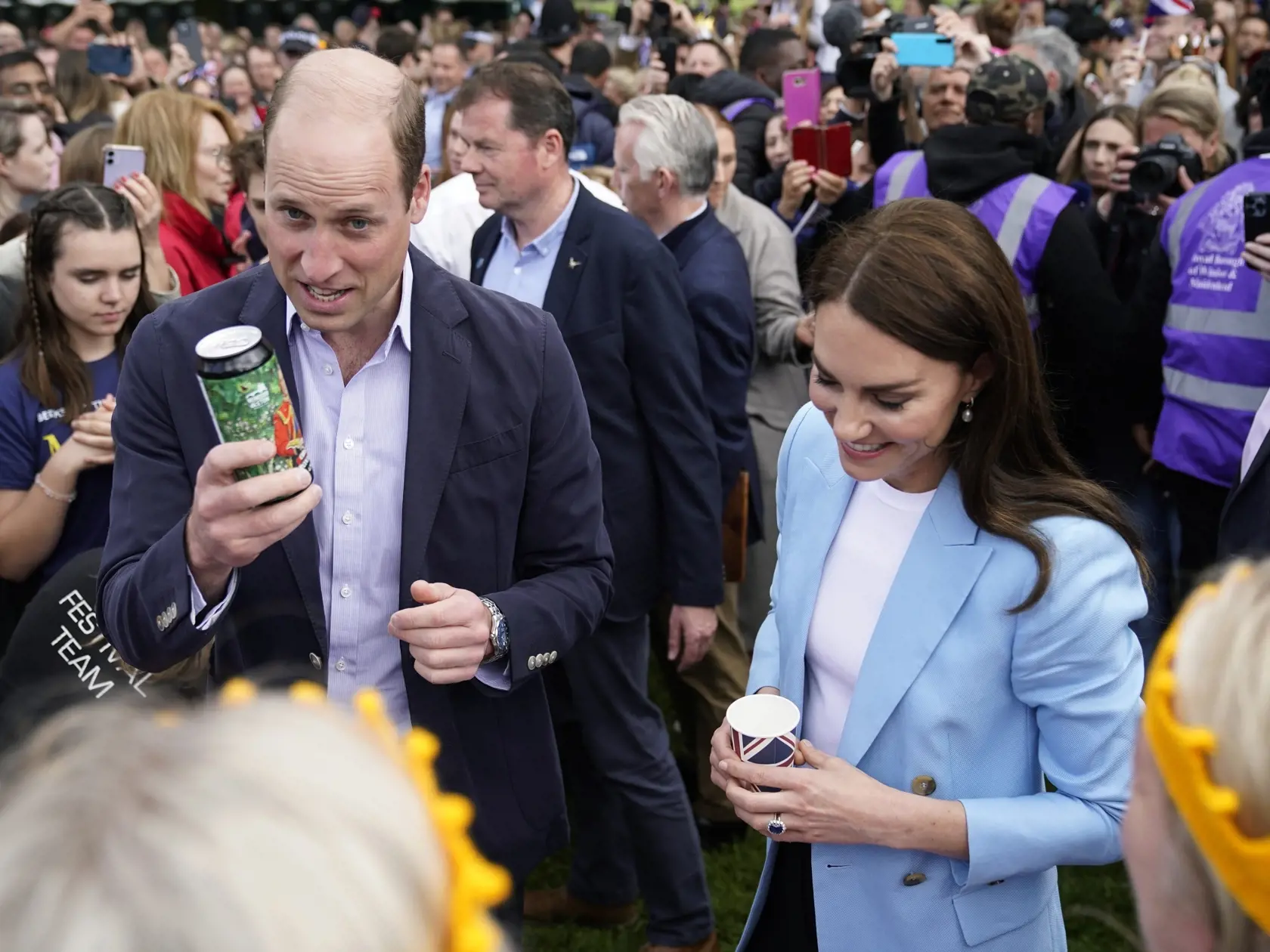 WA 37 Windsor - Britský princ William a jeho manželka Kate sa nečakane objavili v areáli parku pri  Windsorskom hrade, kde pozdravili ľudí zúčastňujúcich sa na podujatiach, ktoré sú súčasťou korunovačných oslavách vo Windsore v nedeľu 7. mája 2023. Pri hrade sa okrem toho už schádzajú aj účastníci večerného korunovačného koncertu, na ktorom vystúpi napríklad americká speváčka Katy Perry. V sobotu sa konala korunovácia britského kráľa Karola III. a jeho manželky Kamily vo Westminsterskom opátstve