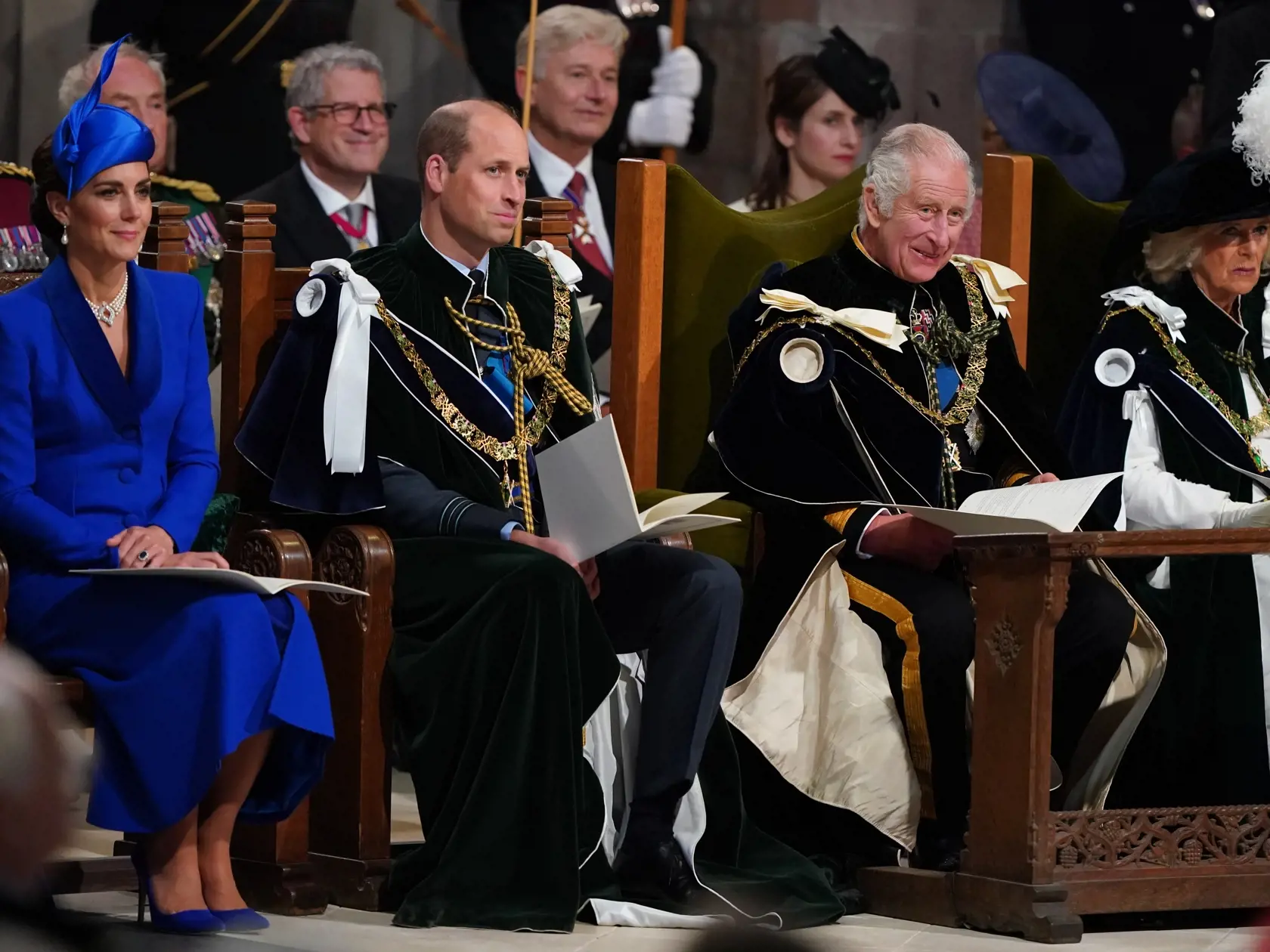 Zdá sa, že korunovácia sa britskému kráľovi Karolovi III. (74) poriadne zapáčila. Najnovšie si ju ,,zopakoval“ aj pri odovzdávaní korunovačných klenotov v Škótsku a aj táto ceremónia bola veľkolepá. Po jeho boku nechýbali ani kráľovná Camilla (75) a následník trónu princ William (41) s manželkou Kate (41), ktorá bola ozdobou celej udalosti.