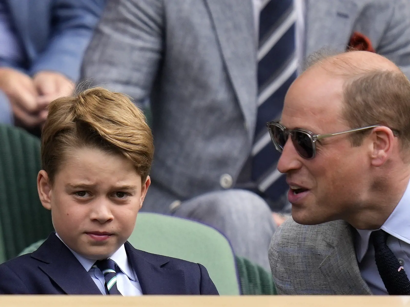 JB 61 Londýn - Britský princ William (vpravo) hovorí s princom Georgeom v Kráľovskej lóži na centrálnom kurte počas zápasu medzi srbským tenistom Novakom Djokovičom a Španielom Carlosom Alcarazom vo finále mužskej dvojhry na grandslamovom tenisovom turnaji Wimbledon v Londýne 16. júla 2023. FOTO TASR/AP

Britain's Prince William speaks to Prince George as they sit in the Royal Box on Centre Court for the final of the men's singles between Spain's Carlos Alcaraz and Serbia's Novak Djokovic on day