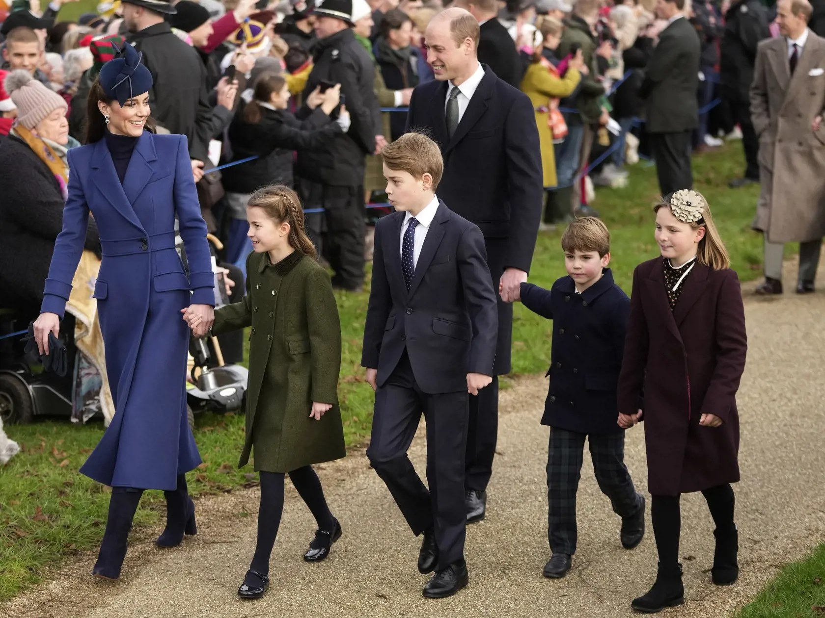 KK29 Norfolk - Na snímke Kate, princezná z Walesu, princezná Charlotte, princ George, princ William, princ Louis a Mia Tindallová prichádzajú na tradičnú vianočnú bohoslužbu v obci Sandringham v anglickom grófstve Norfolk 25. decembra 2023. FOTO TASR/AP
Britain's Kate, Princess of Wales, Princess Charlotte, Prince George, William, the Prince of Wales, Prince Louis and Mia Tindall arrive to attend the Christmas day service at St Mary Magdalene Church in Sandringham in Norfolk, England, Monday, De