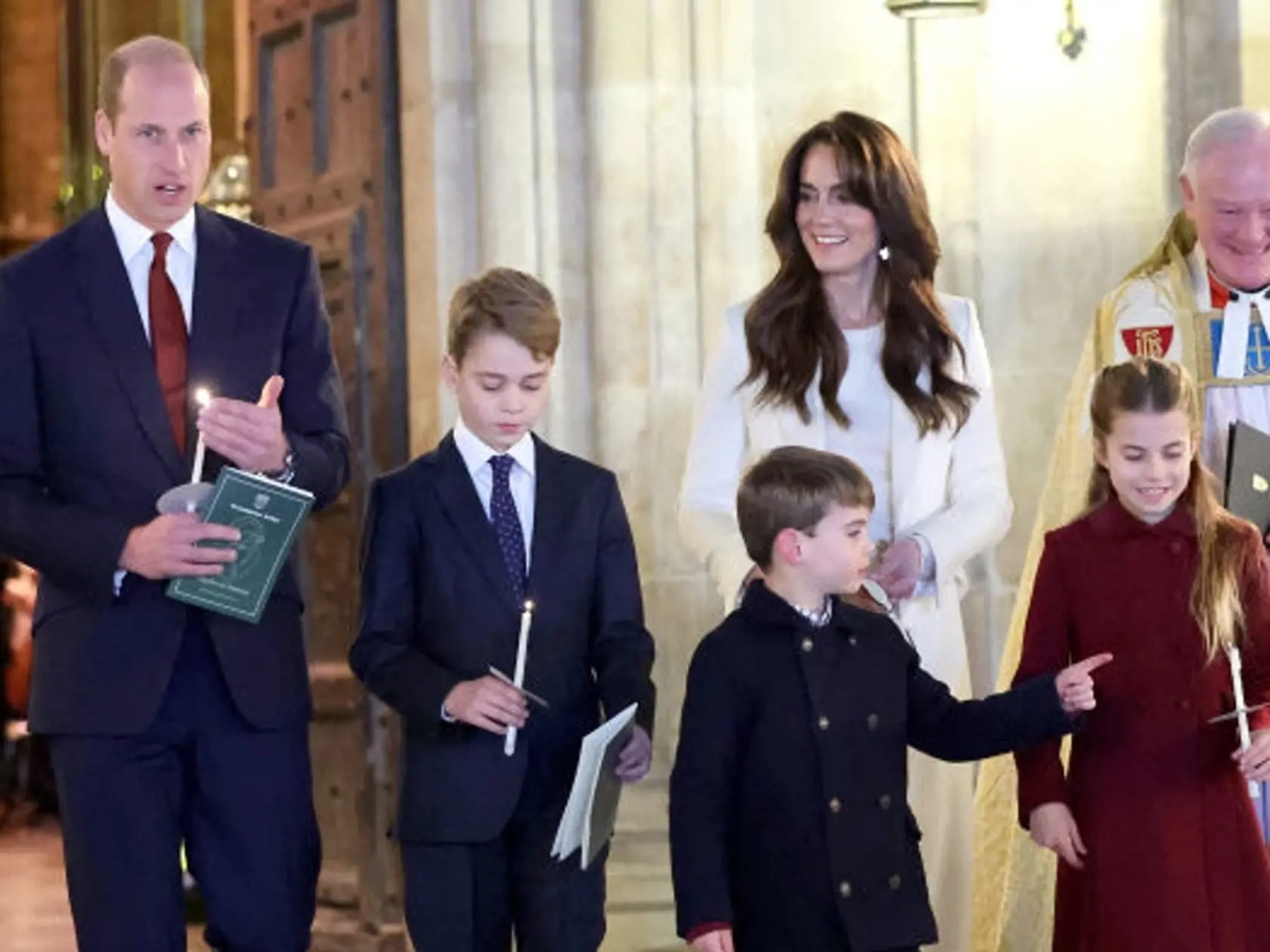Koncert vianočných kolied vo Westminsterskom opátstve, ktorý organizuje princezná Kate. Nechýbal ani jej manžel, princ William, synovia, princovia George a Louis a dcéra princezná Charlotte.