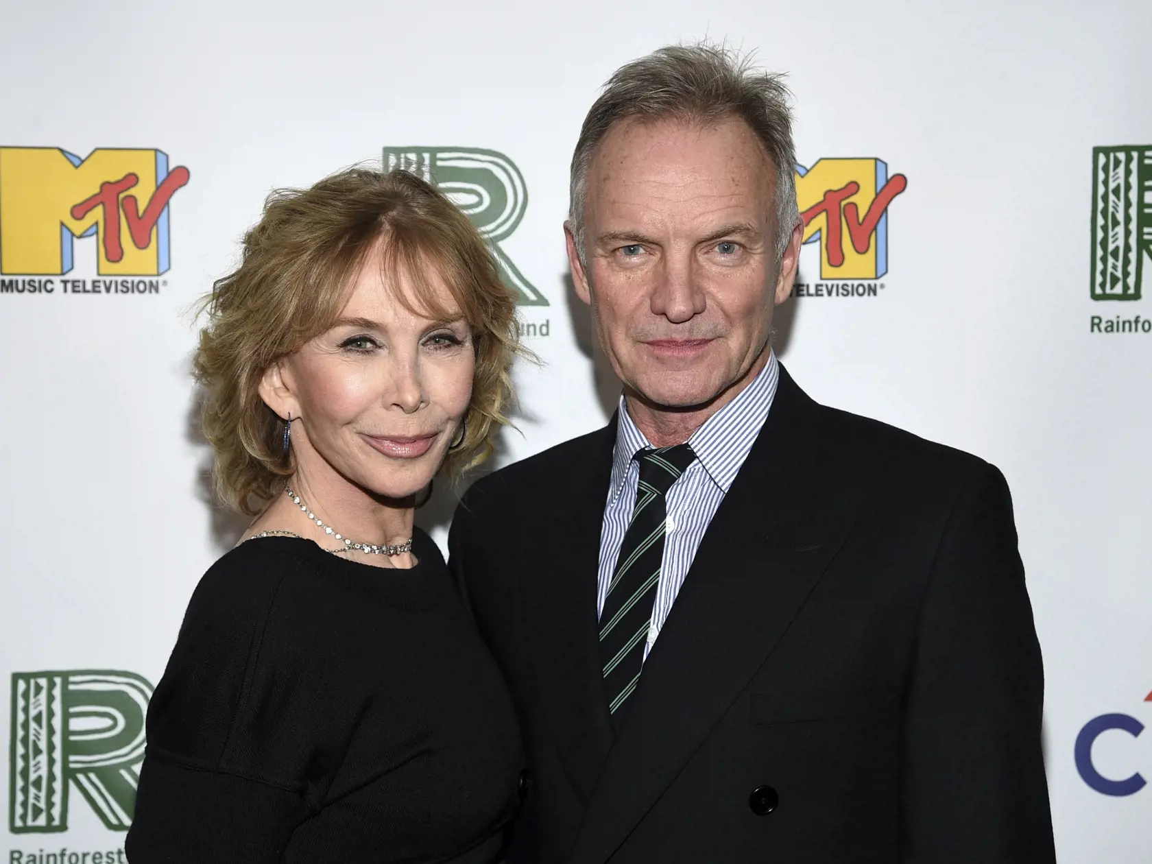 SY 19 New York - Hudobník Sting s manželkou Trudie Stylerovou pózujú fotografom počas príchodu na 30. benefičný koncert nadácie Rainforest, vytvorenej na zachovanie dažďových pralesov a ochranu domorodého obyvateľstva v New Yorku 9. decembra 2019. FOTO TASR/AP
Recording artist Sting, right, and wife Trudie Styler arrive at the 30th anniversary Rainforest Fund Benefit Concert at the Beacon Theatre on Monday, Dec. 9, 2019, in New York. (Photo by Evan Agostini/Invision/AP)