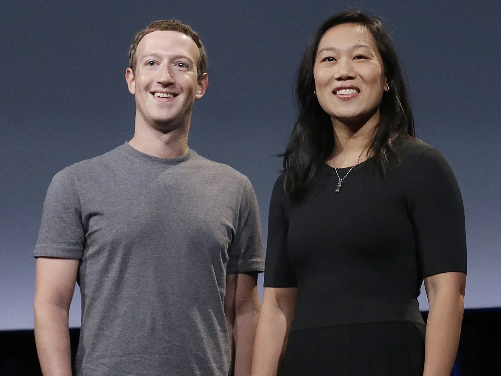 WA 36 archív San Francisco - Na archívnej snímke z 20. septembra 2016  zakladateľ sociálnej siete Facebook Mark Zuckerberg a jeho manželka Priscilla Chanová sa usmievajú v San Franciscu. Zuckerberg a jeho manželka oznámili, že venujú ďalších 100 miliónov dolárov na podporu úradníkov a infraštruktúry v súvislosti s novembrovými voľbami nového prezidenta Spojených štátov v utorok 13. októbra 2020. FOTO TASR/AP

FILE- In this Sept. 20, 2016, file photo, Facebook CEO Mark Zuckerberg and his wife, Pr