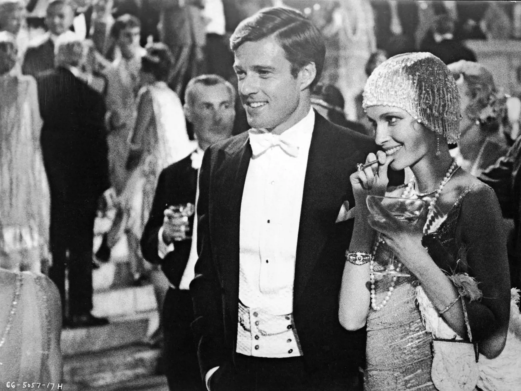 Americkí herci Robert Redford ako Jay Gatsby a Mia Farrow ako Daisy Buchanan vo filme Veľký Gatsb