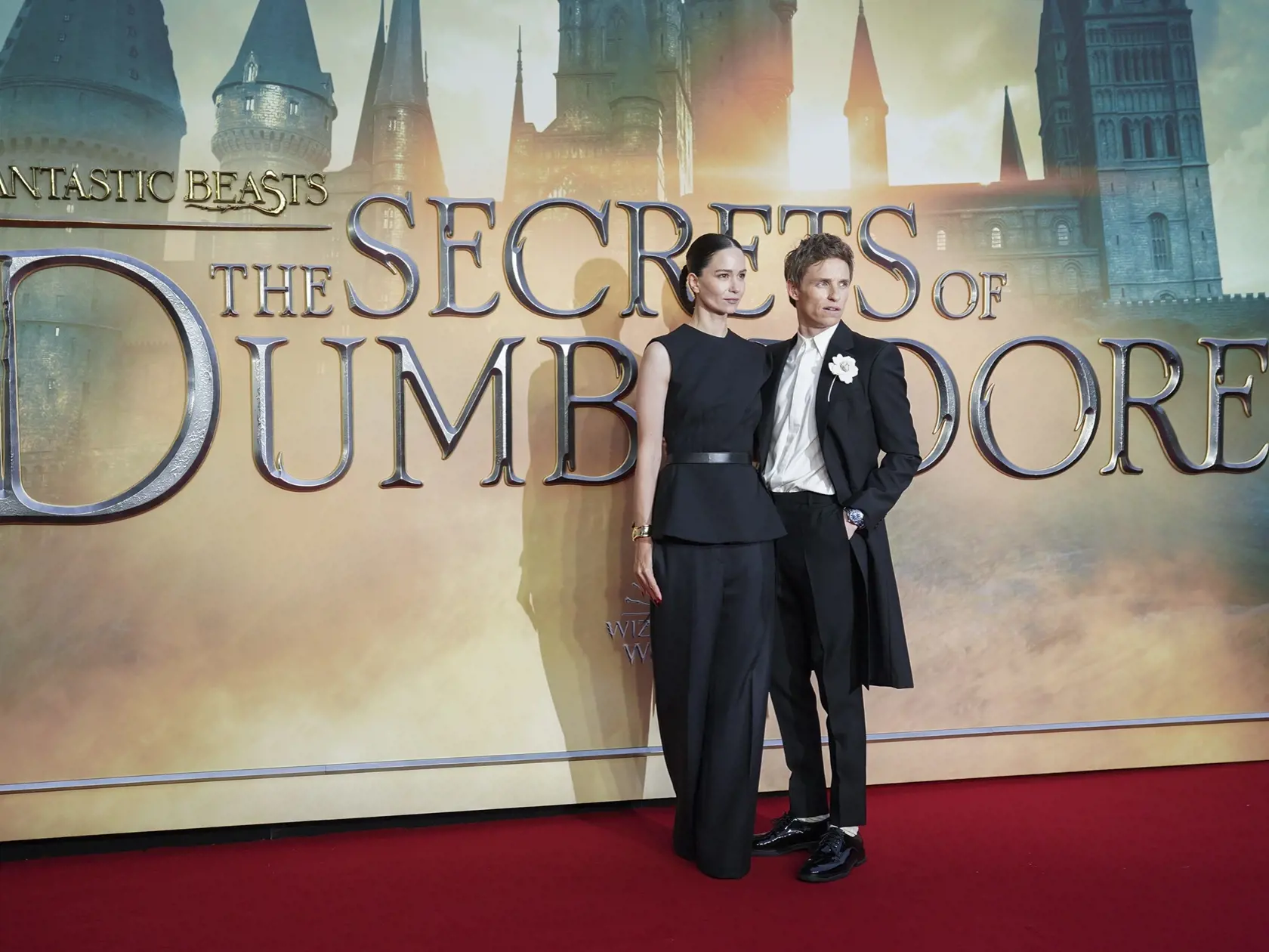EBE 25 Londýn - Na snímke zľava britsko-americká herečka Katherine Waterstonová a britský herec Eddie Redmayne prichádzajú na svetovú premiéru fantastického filmu Fantastické zvery: Grindelwaldove zločiny, ktorý je pokračovaním filmu Fantastické zvery z pera J. K. Rowlingovej v Londýne 29. marca 2022. FOTO TASR/AP

Katherine Waterston, left, and Eddie Redmayne pose for photographers upon arrival at the World premiere of the film 'Fantastic Beasts: The Secrets of Dumbledore' in London Tuesday, Ma