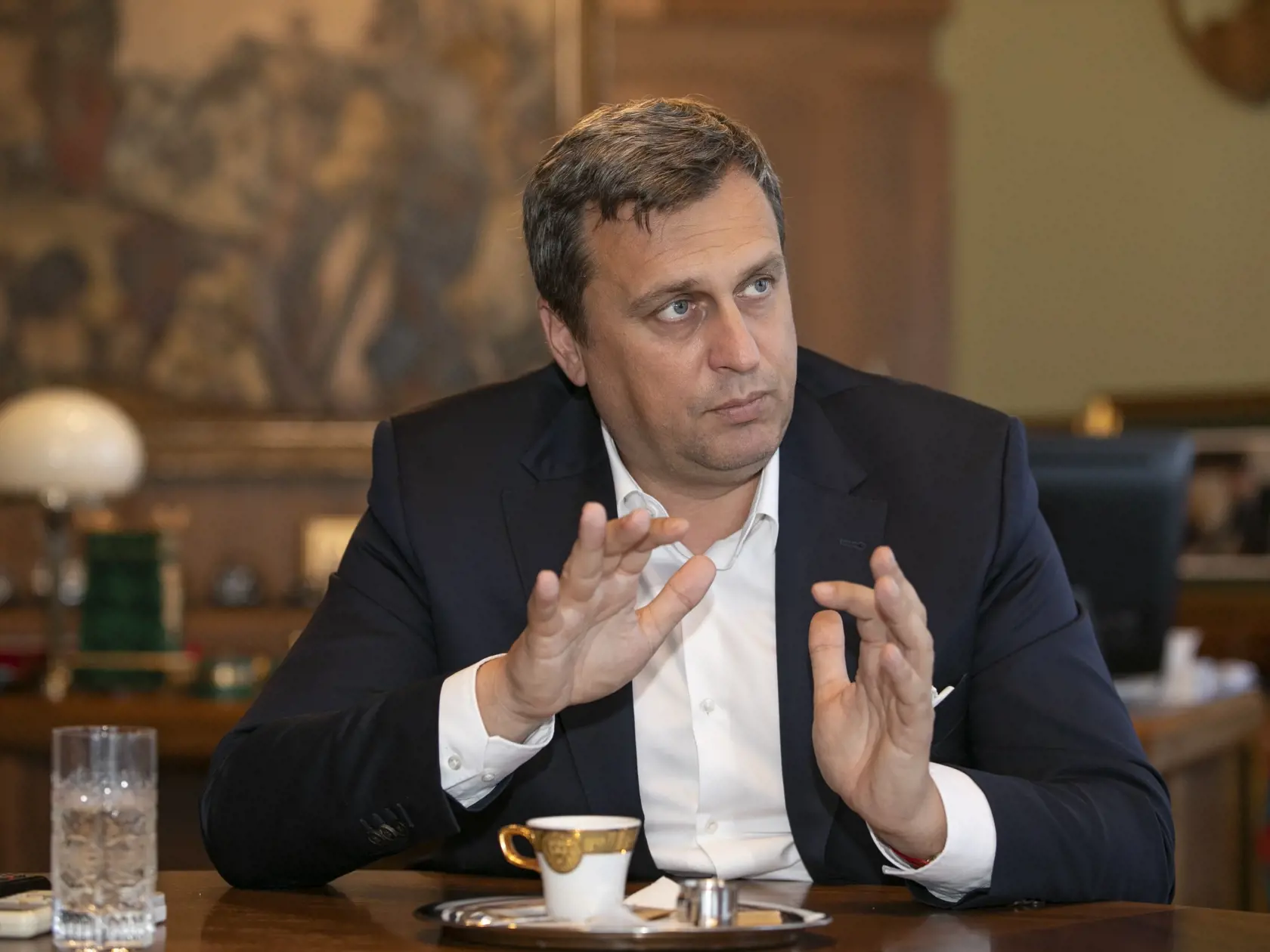 Predseda parlamentu Andrej Danko vo svojej kancelárii počas exkluzívneho rozhovoru pre Plus Jeden Deň.