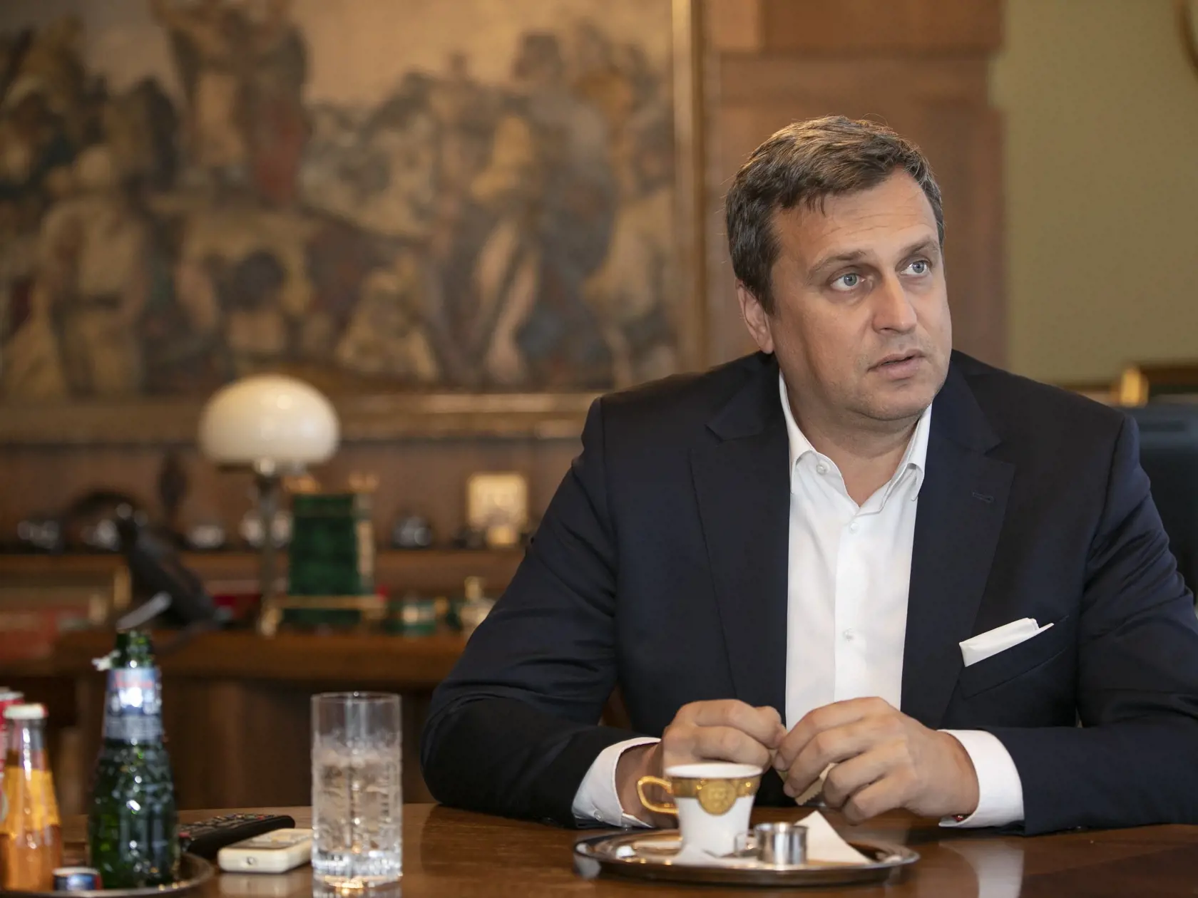 Predseda parlamentu Andrej Danko vo svojej kancelárii počas exkluzívneho rozhovoru pre Plus Jeden Deň.