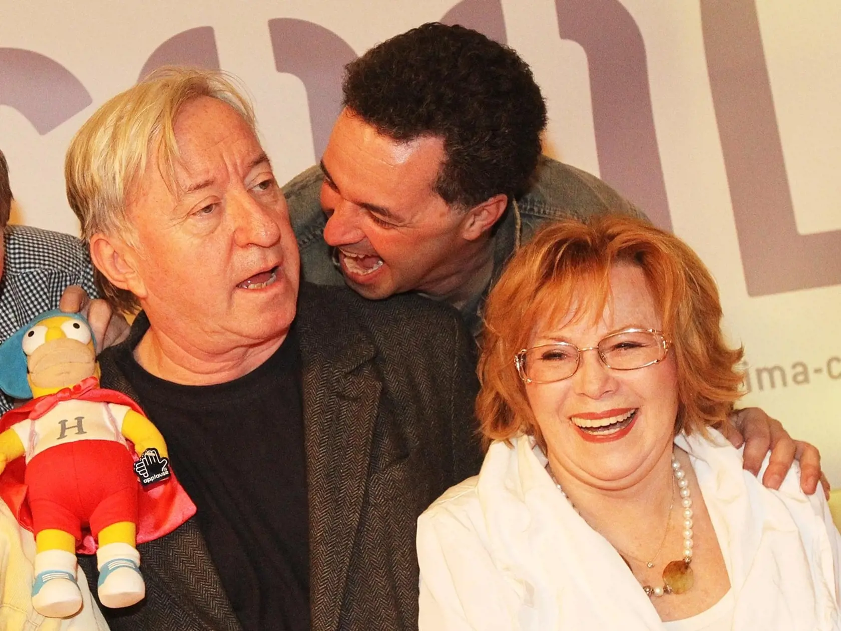 Štáchová v spoločnosti kolegov z dabingu animovaného seriálu Simpsonovci.