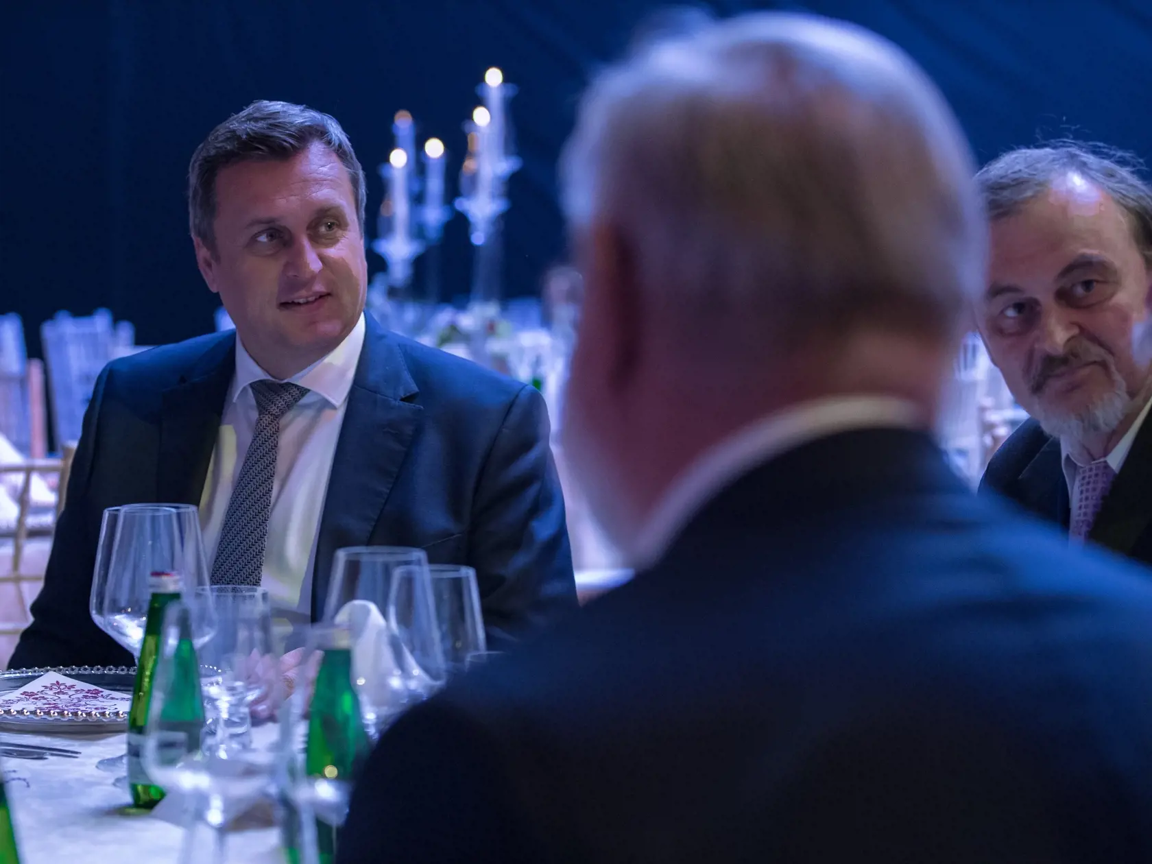 Reportáž denníka Plus Jeden Deň z pracovného dňa predsedu Národnej rady Slovenskej republiky Andreja Danka. Na snímke je kultúrny program počas slávnostnej večere účastníkov.