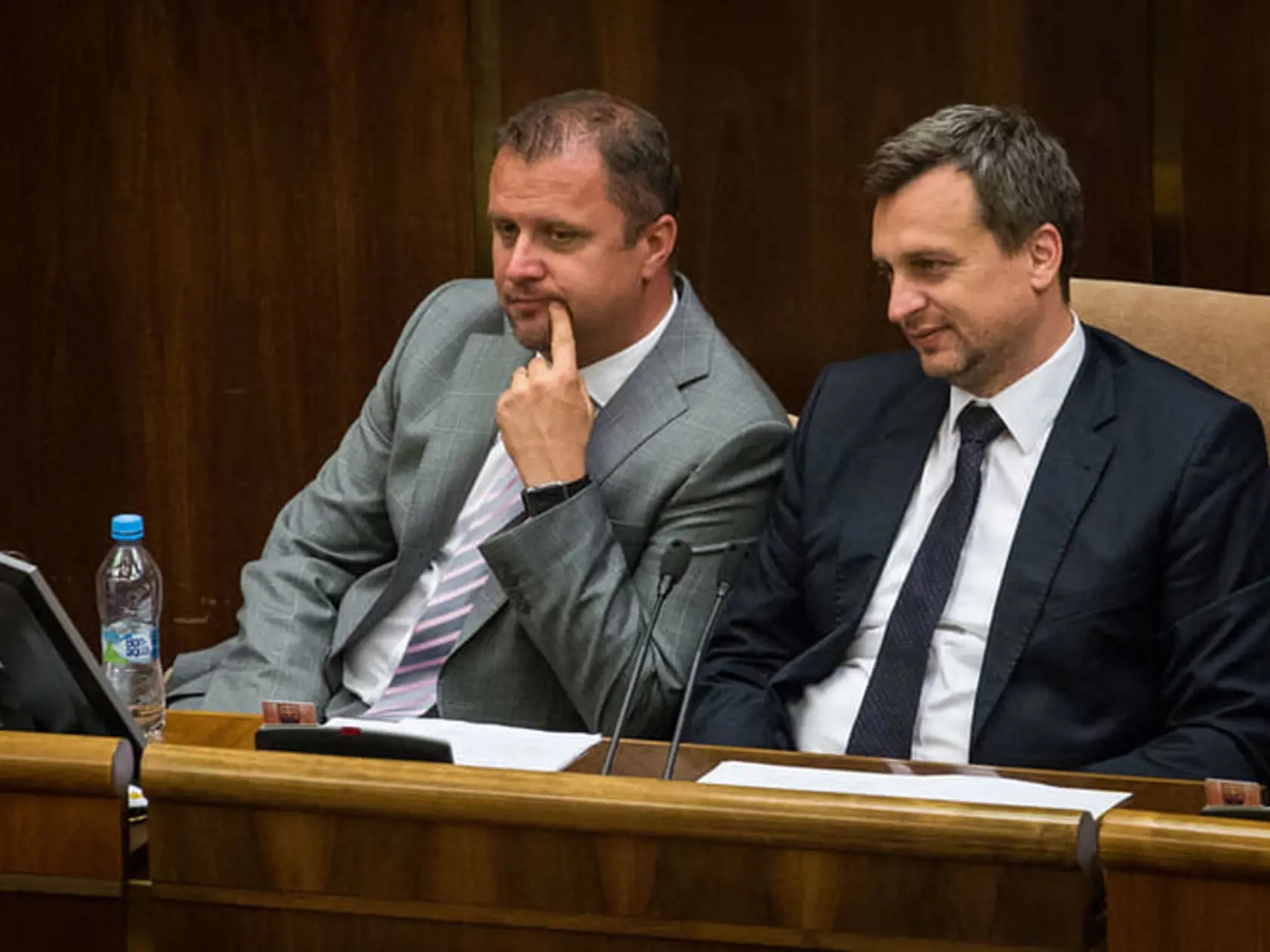 Podpredseda parlamentu Andrej Hrnčiar (#Sieť) a šéf parlamentu Andrej Danko (SNS). Hrnčiar podľa obvinení opozície sfalšoval Dankov podpis na poverení o vedení poslednej schôdze pred letnými prázdninami.