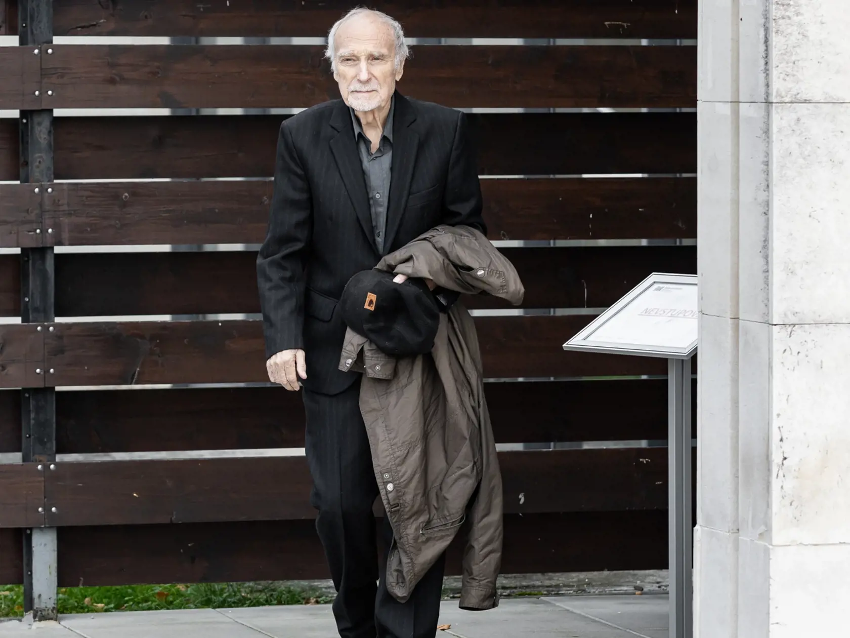 Posledná rozlúčka s herečkou Evou Rysovou v bratislavskom krematóriu. Na snímke Ivan Letko.