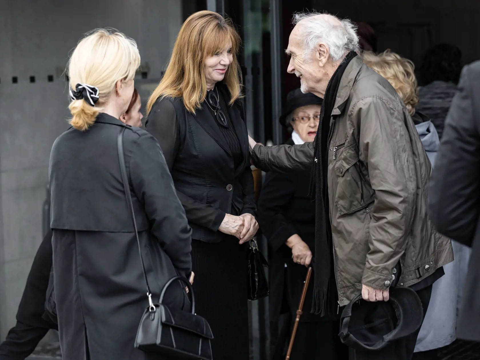 Posledná rozlúčka s herečkou Evou Rysovou v bratislavskom krematóriu. Na snímke Ingrid Fašiangová a Ivan Letko.