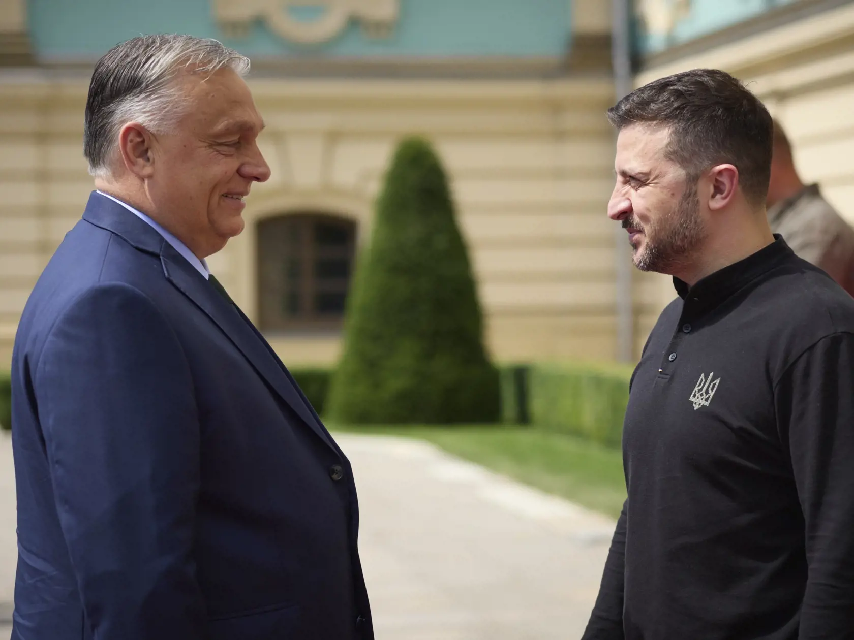 Maďarský premiér Viktor Orbán (vľavo) a ukrajinský prezident Volodymyr Zelenskyj (vpravo) sa vítajú počas stretnutia v Kyjeve 2. júla 2024.