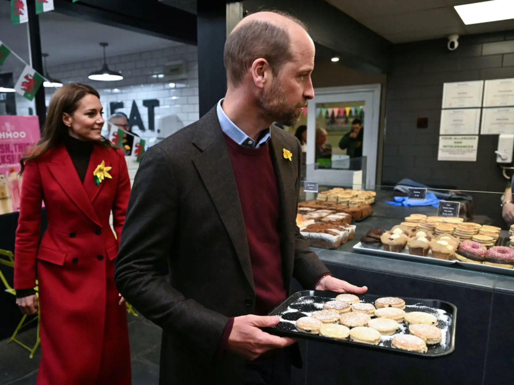 Princezná Kate s princom Williamom si vyskúšali upiecť tradičné waleské koláčiky. 
