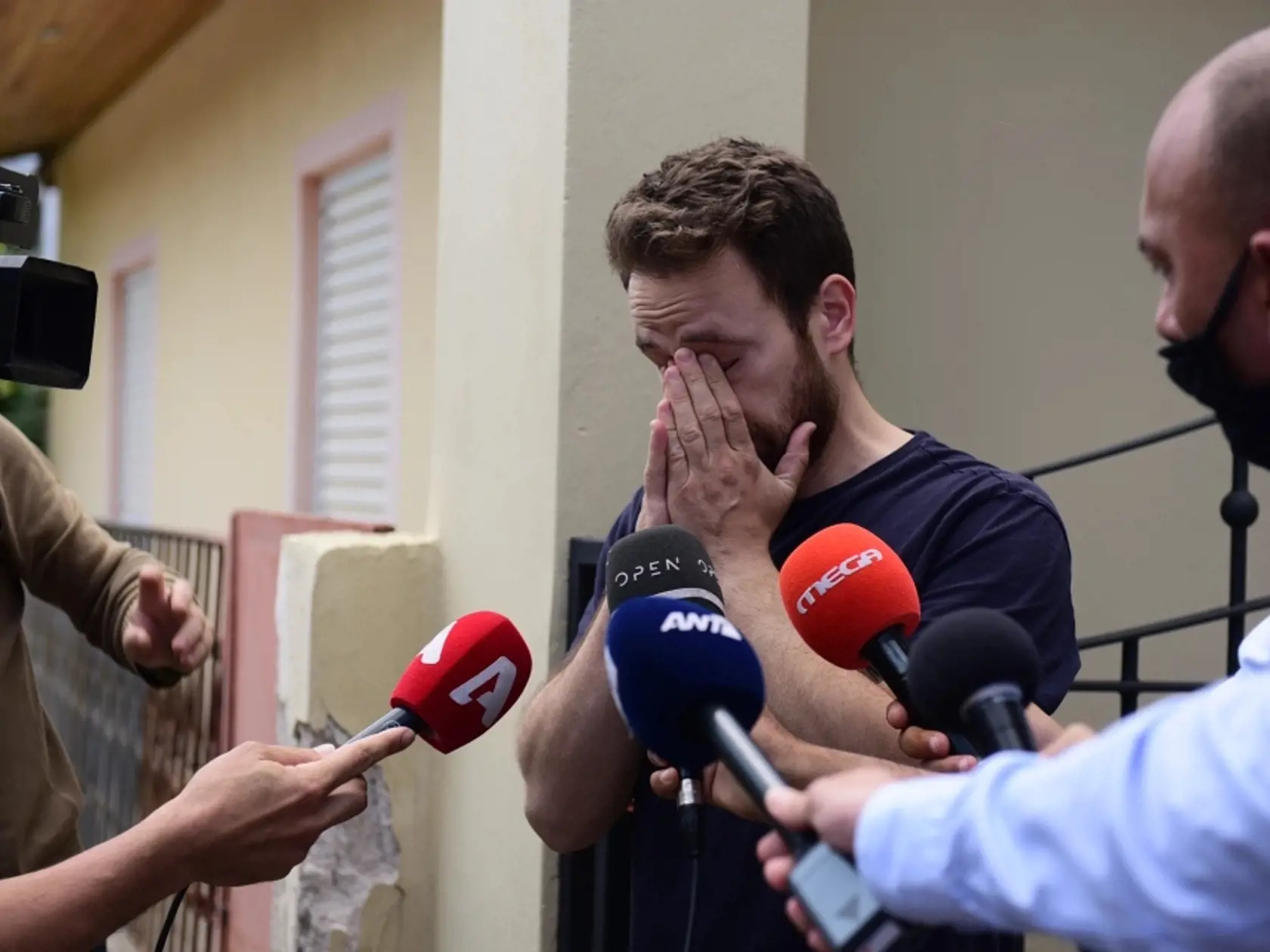 Grécky pilot v hneve udusil manželku vankúšom, polícii tvrdil, že ju zabili vlamači.
