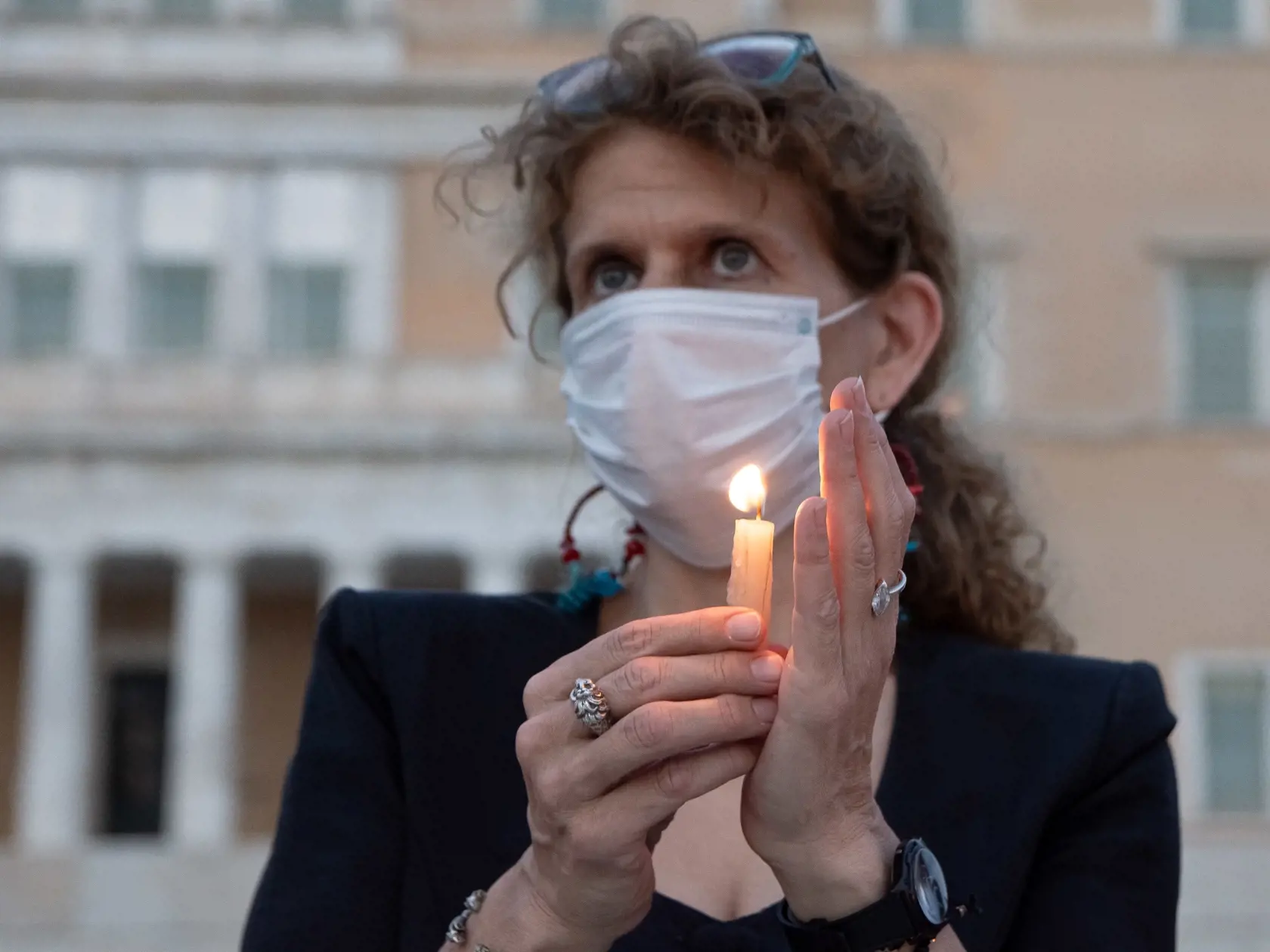 Protesty v Aténach súvisiace so smrťou mladej mamičky Caroline Crouchovej.