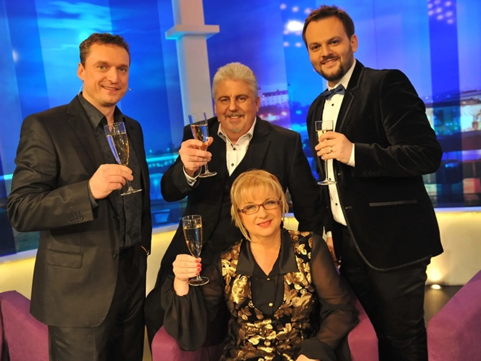 Marcel Forgáč a Milan Zimnýkoval a Elena Vacvalová a Oliver Andrásy v silvestrovskom Nikto nie je dokonalý.