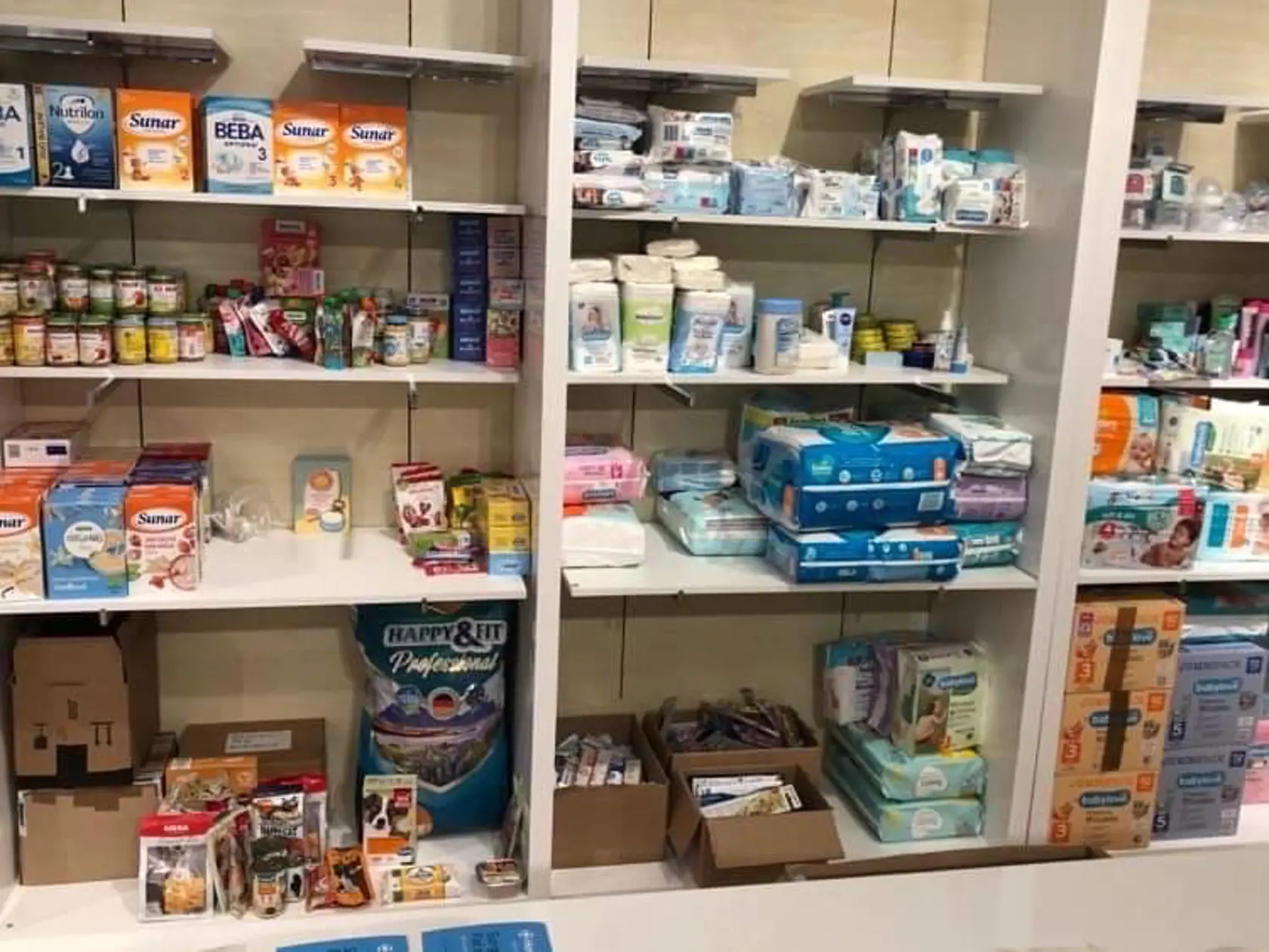 Ukrajinci a Ukrajinky, ktorí na Slovensko utiekli pred vojnou, si môžu prísť do nákupného centra vziať: potraviny, hygienické potreby, potreby pre deti, oblečenie a obuv.