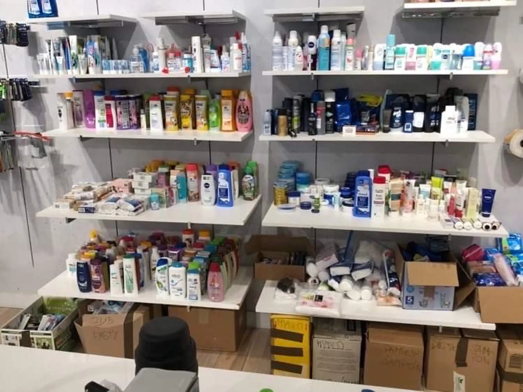 Ukrajinci a Ukrajinky, ktorí na Slovensko utiekli pred vojnou, si môžu prísť do nákupného centra vziať: potraviny, hygienické potreby, potreby pre deti, oblečenie a obuv.