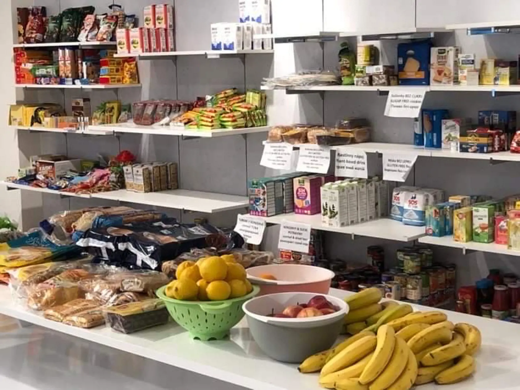 Ukrajinci a Ukrajinky, ktorí na Slovensko utiekli pred vojnou, si môžu prísť do nákupného centra vziať: potraviny, hygienické potreby, potreby pre deti, oblečenie a obuv.