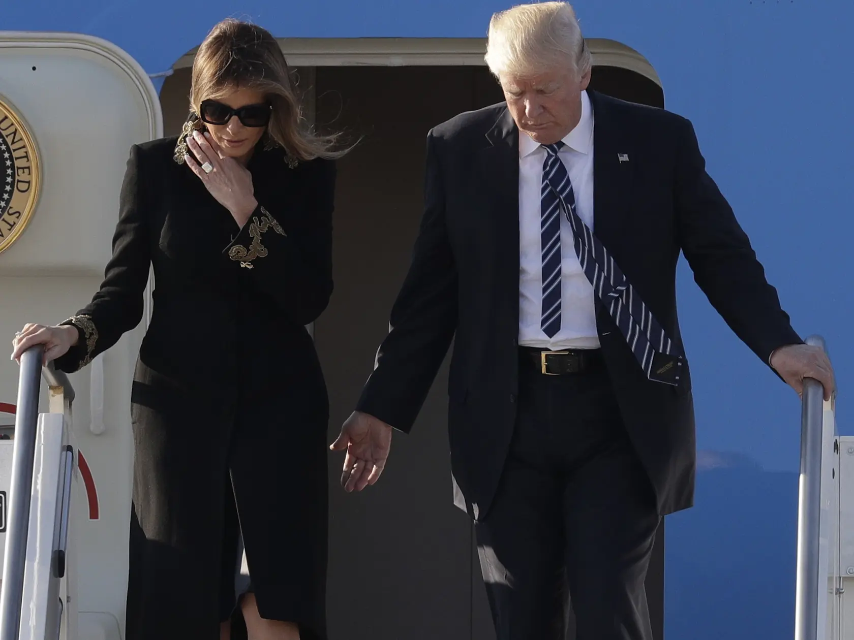 Melania si radšej odhrnula vlasy, akoby sa mala chytiť Trumpa.