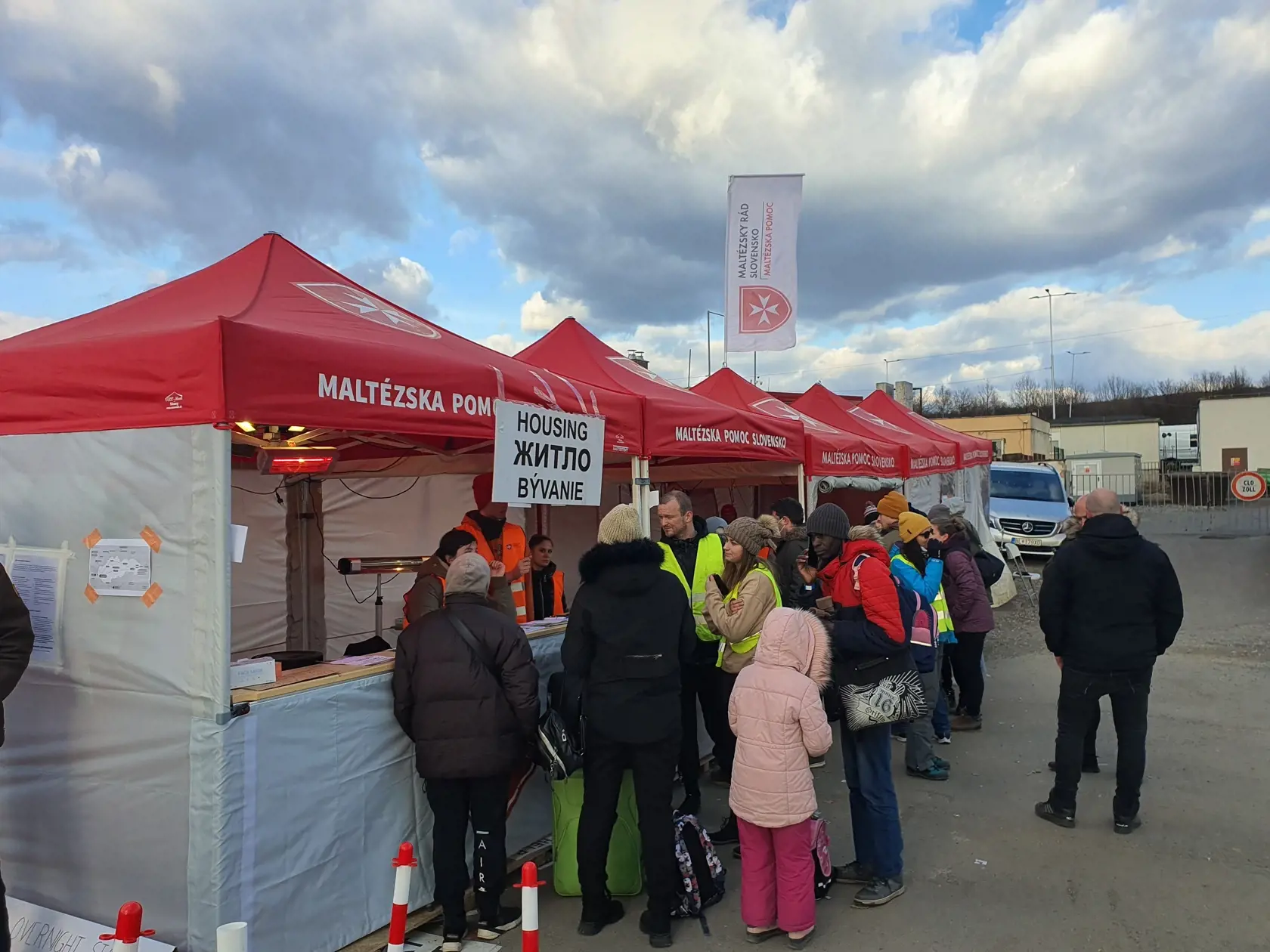 V piatok (18. 3.) prekročilo slovensko-ukrajinskú hranicu 5271 ľudí z Ukrajiny. Išlo o 841 mužov, 2715 žien a 1715 detí. O dočasné útočisko požiadalo 2698 osôb. TASR o tom informoval tlačový odbor Ministerstva vnútra (MV) SR.