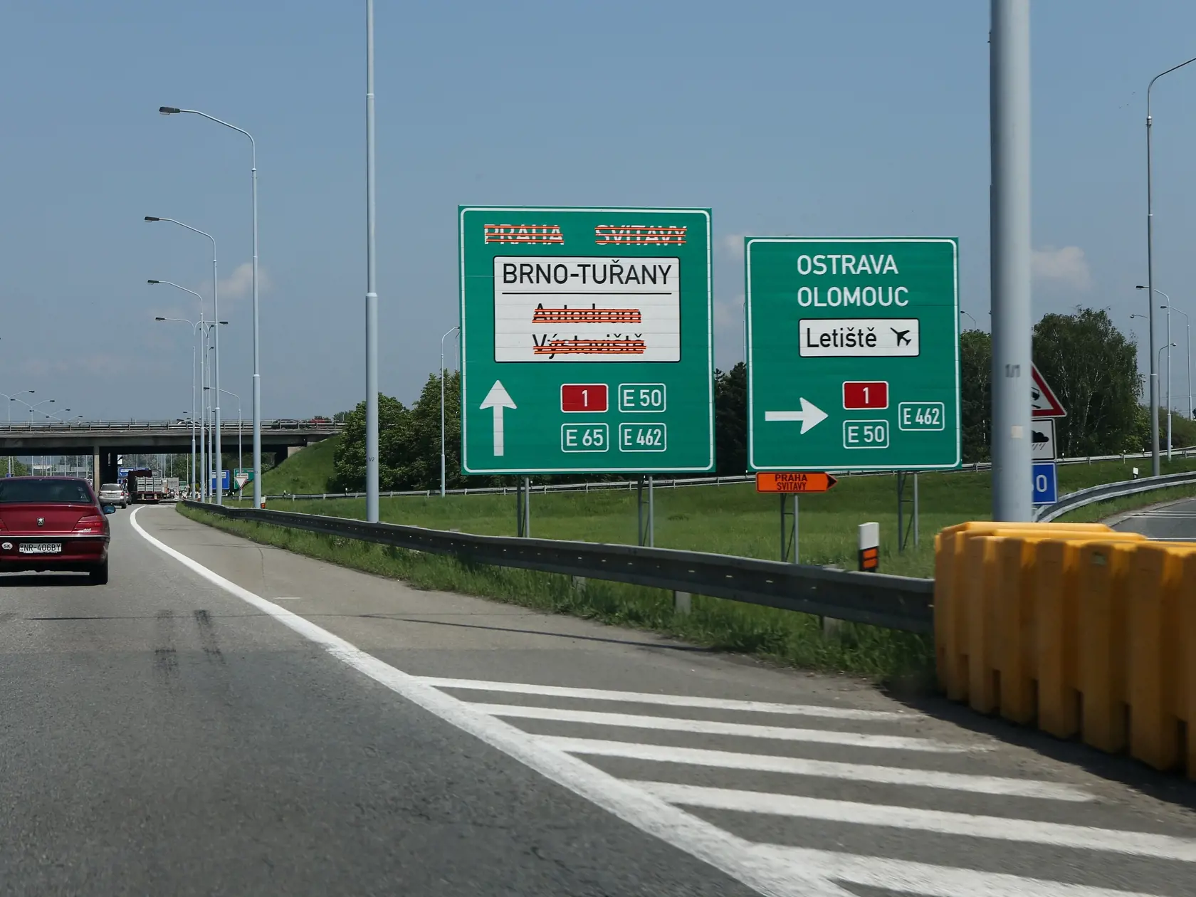 Vplyvom veľmi vysokých teplôt došlo na diaľnici D35 pri Olomouci k popraskaniu a zvlneniu cesty, ktorej náhle poškodenie spôsobilo zrážku štyroch áut a jedného kamióna. (ilustračné foto)