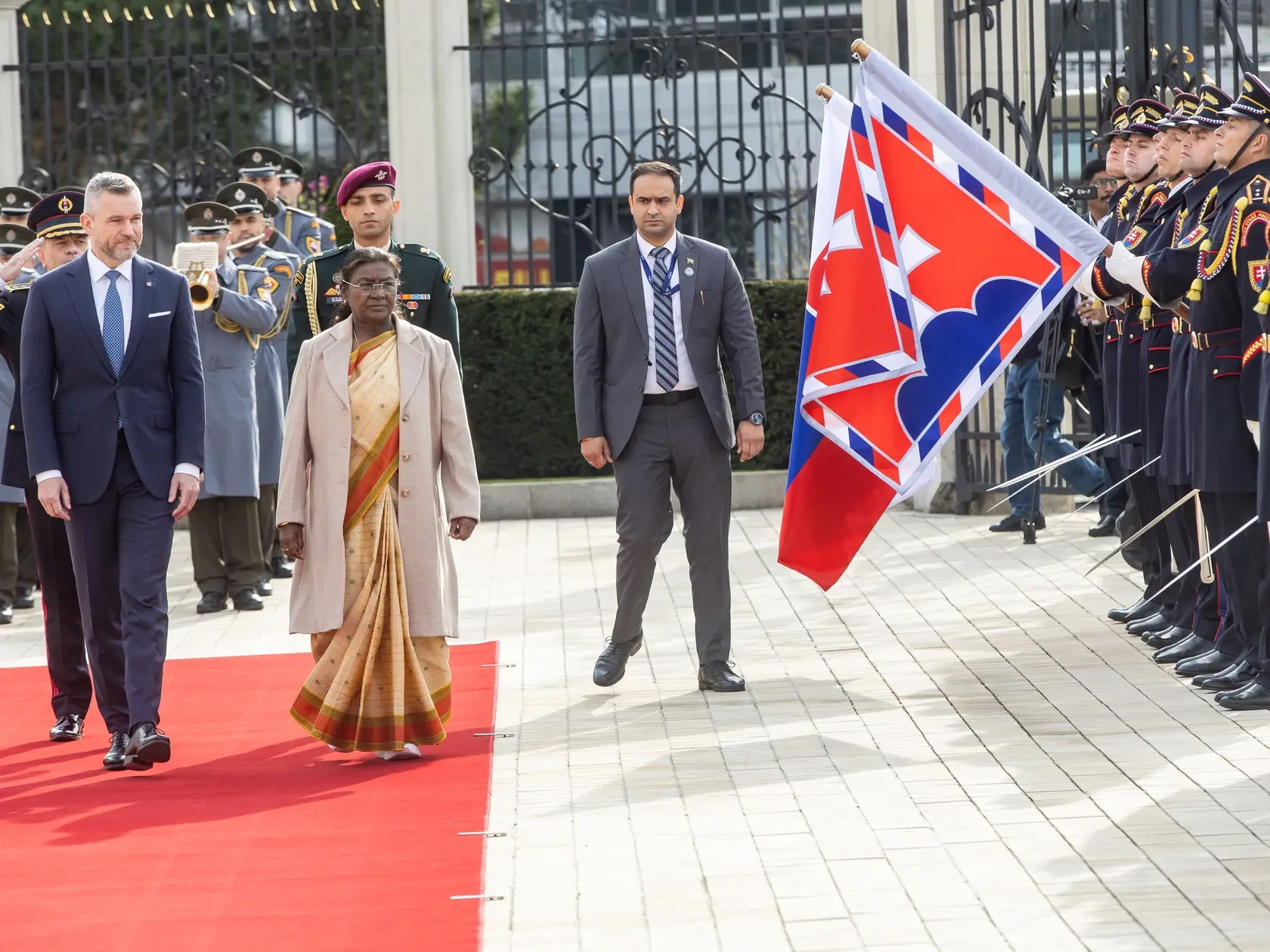 Prezident SR Peter Pellegrini víta v Grasalkovičovom paláci prezidentku Indickej republiky Draupadi Murmúovú.

