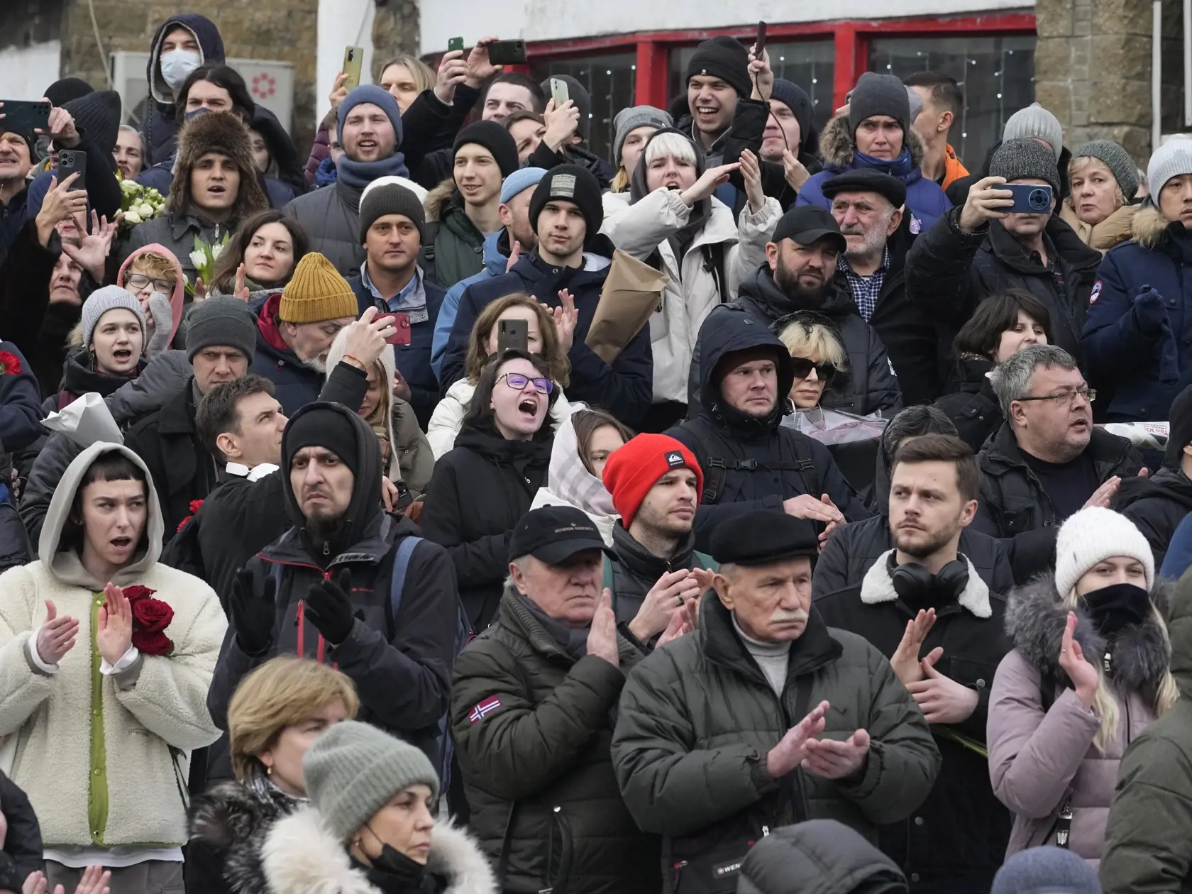 Na snímke ľudia sa zhromažďujú pred bohorodičným Chrámom ikony Utíš môj smútok v moskovskom rajóne Maryno v Moskve v piatok 1. marca 2024.