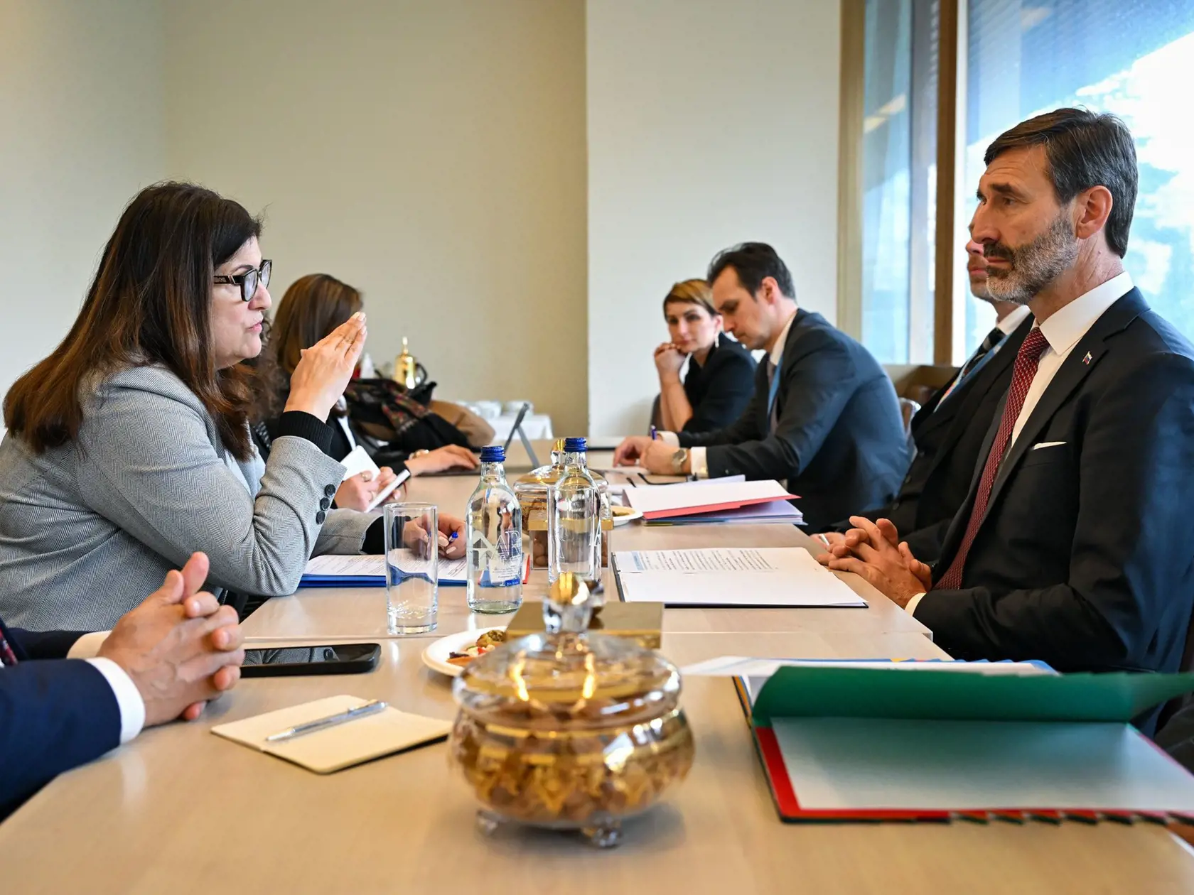 "Takzvaná "izolácia" Slovenska v zahraničí, ako to prezentuje opozícia a liberálno-progresívne médiá, vyzerá tak, že popri mojich vystúpeniach na hlavných zasadnutiach Rady OSN pre ľudské práva a Konferencie o odzbrojení som v európskej centrále tejto najvýznamnejšej multilaterálnej organizácie rokoval nielen s vysokým komisárom OSN a generálnou riaditeľkou Úradovne, ale aj s mojimi ministerskými partnermi z rôznych častí sveta," reagoval nedávno Juraj Blanár (Smer). 