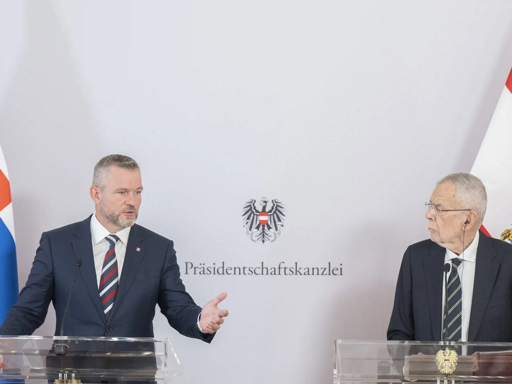 Na snímke vľavo prezident SR Peter Pellegrini a vpravo rakúsky spolkový prezident Alexander Van der Bellen na tlačovej konferencii počas oficiálnej návštevy Rakúska 11. septembra 2024 vo Viedni.