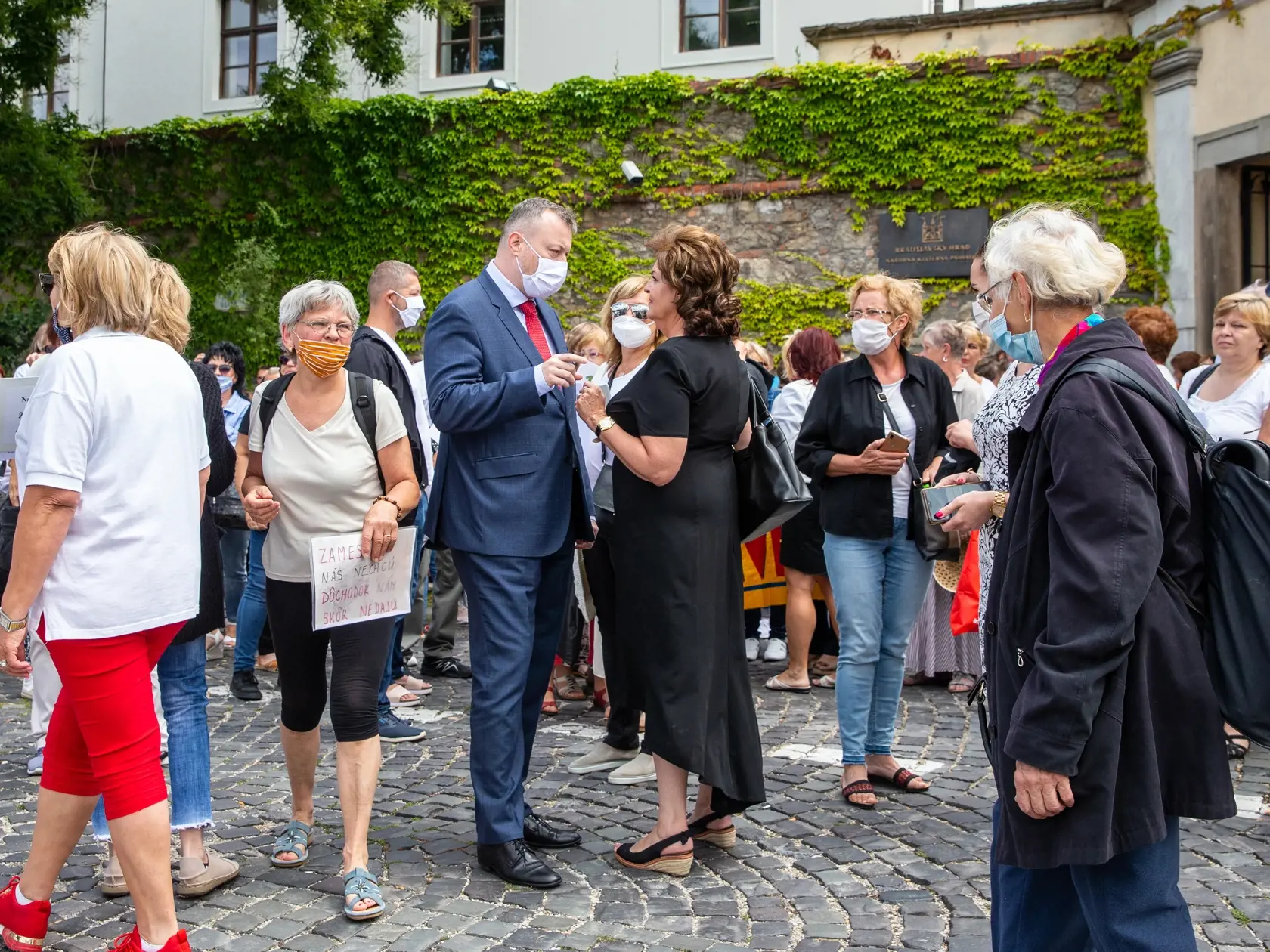 Na snímke je Milan Krajniak ktorý priešiel podporiť demoštráciu nespokojných žien pred parlamentom, aby podporili návrh spravodlivého výpočtu veku odchodu do dôchodku ročníkov 1958-60. 
