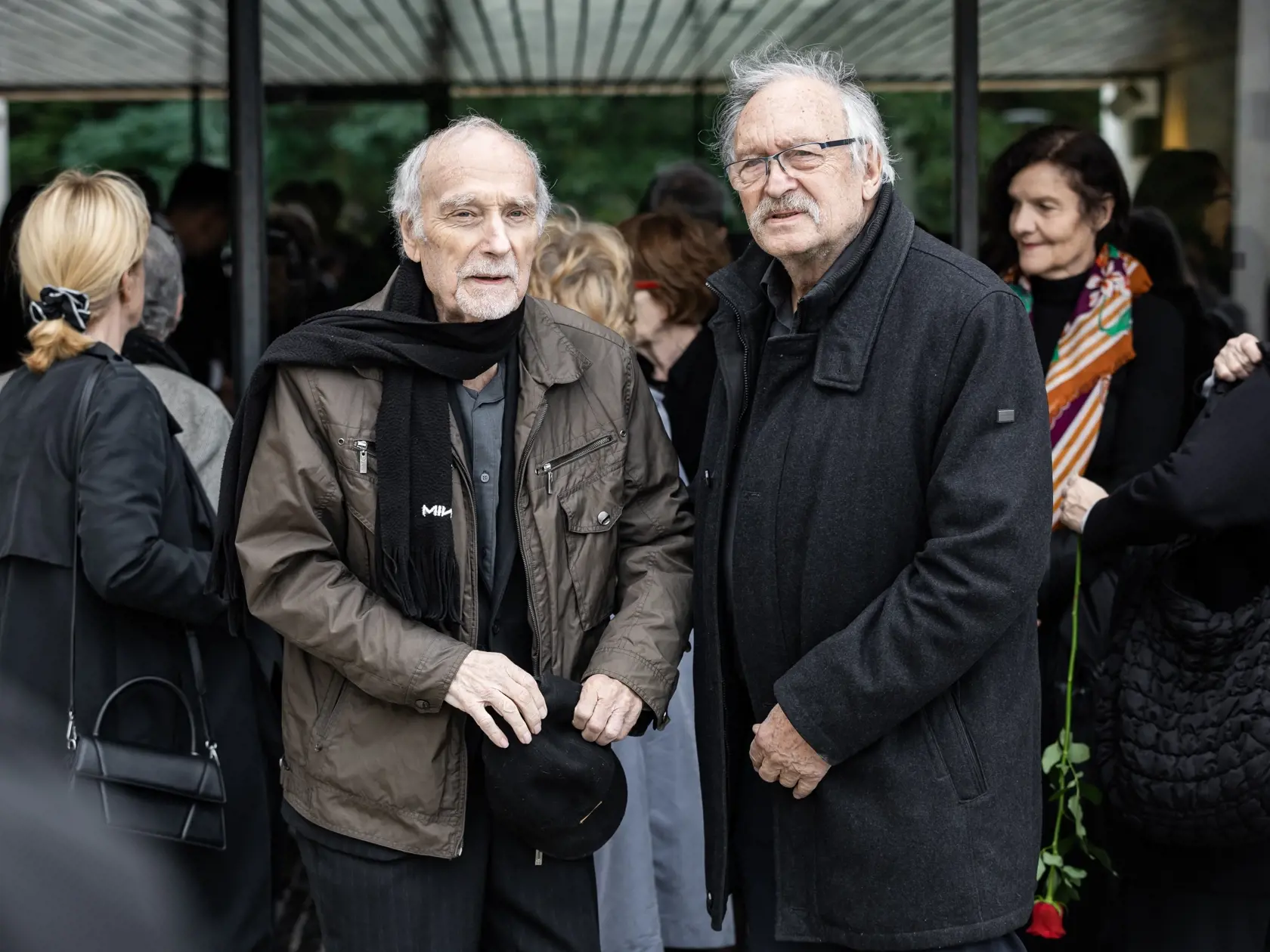 Posledná rozlúčka s herečkou Evou Rysovou v bratislavskom krematóriu. Na snímke František Kovár a Ivan Letko.