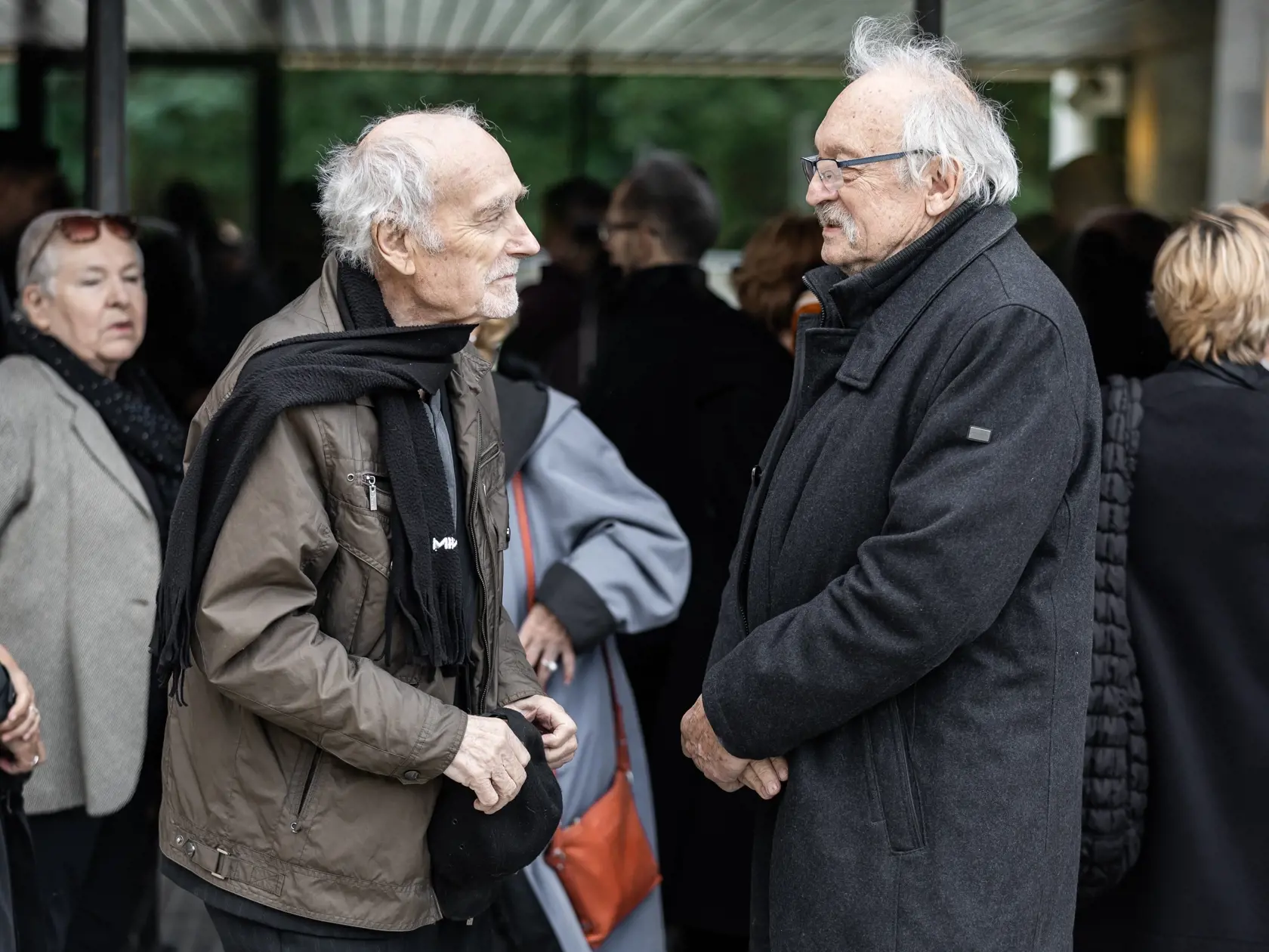 Posledná rozlúčka s herečkou Evou Rysovou v bratislavskom krematóriu. Na snímke František Kovár a Ivan Letko.