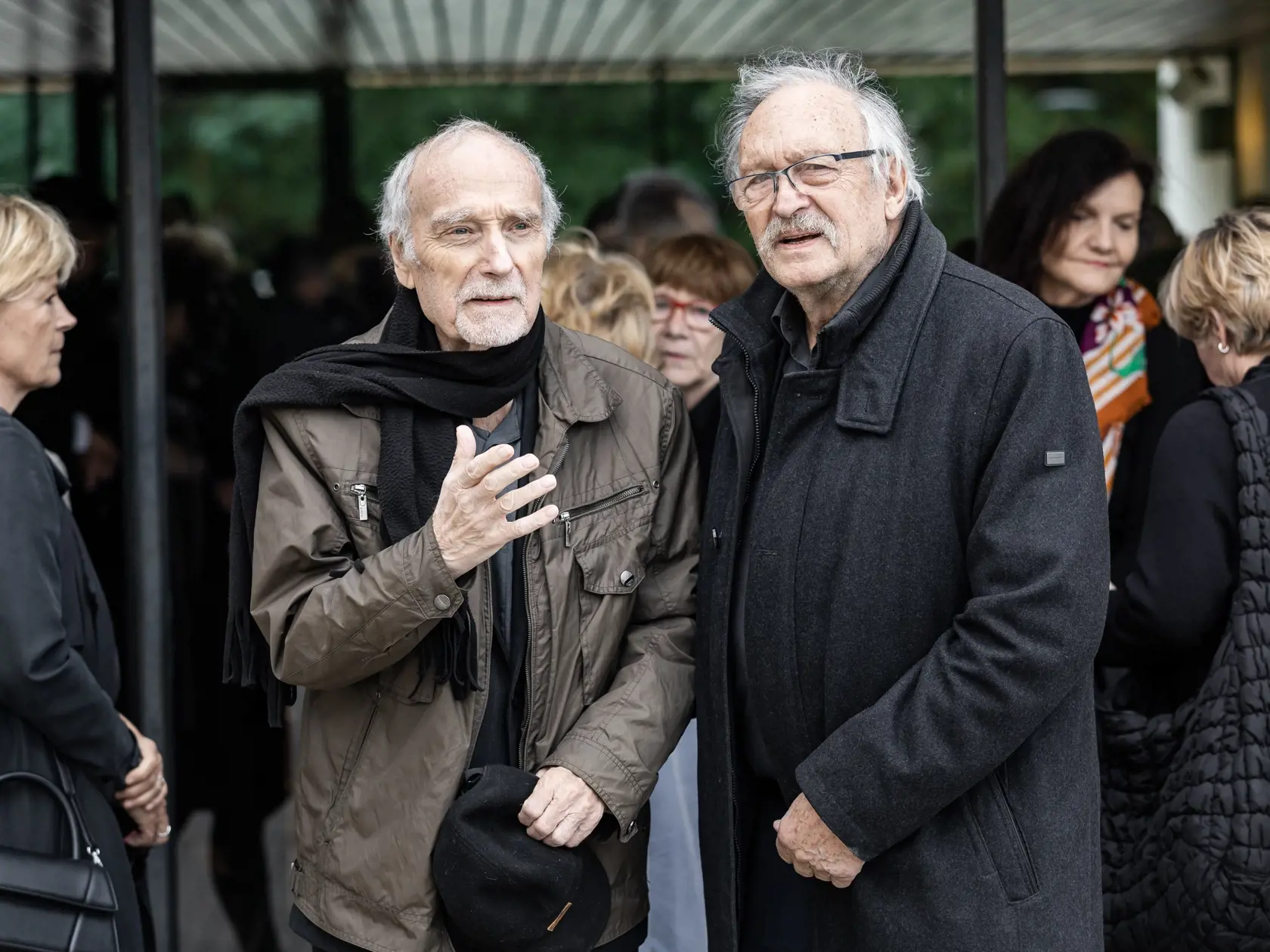 Posledná rozlúčka s herečkou Evou Rysovou v bratislavskom krematóriu. Na snímke František Kovár a Ivan Letko.
