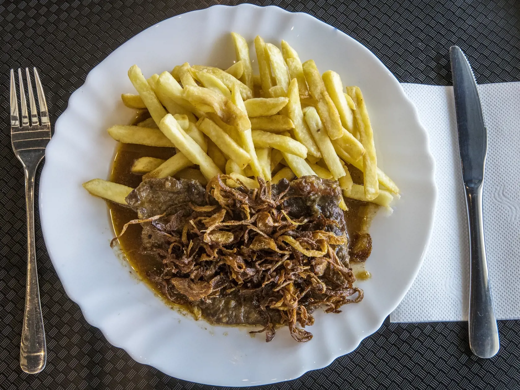 Ak nesprávne uložíte príbor na tanier, čašník vám ho môže odniesť skôr, že dojete.