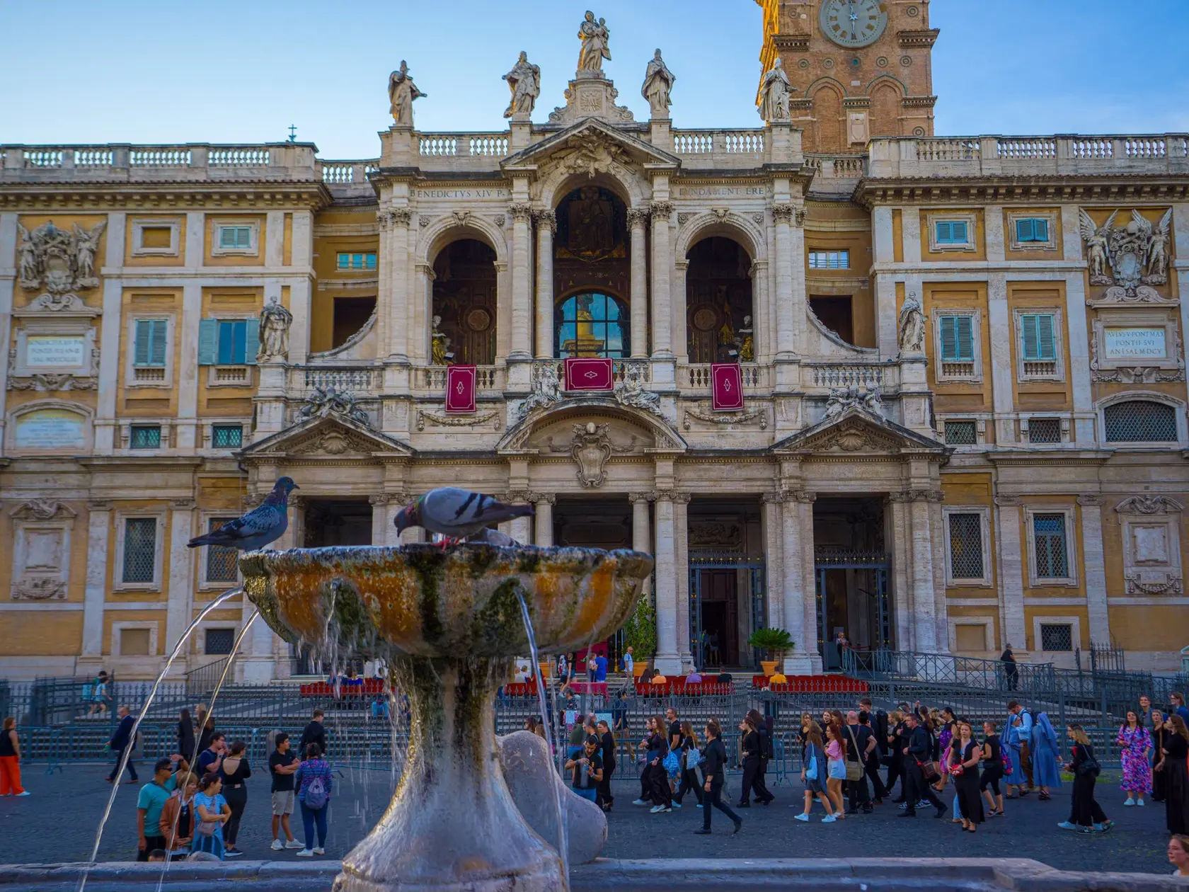 Bazilika Santa Maria Maggiore - Bazilika Panny Márie Väčšej - je miestom posledného odpočinku pápeža Františka. Vo vnútri je zakázané fotiť, pred dvomi týždňami na špeciálne povolenie, zachytil interiér významný slovenský fotograf, Prešovčan Jano Štovka.