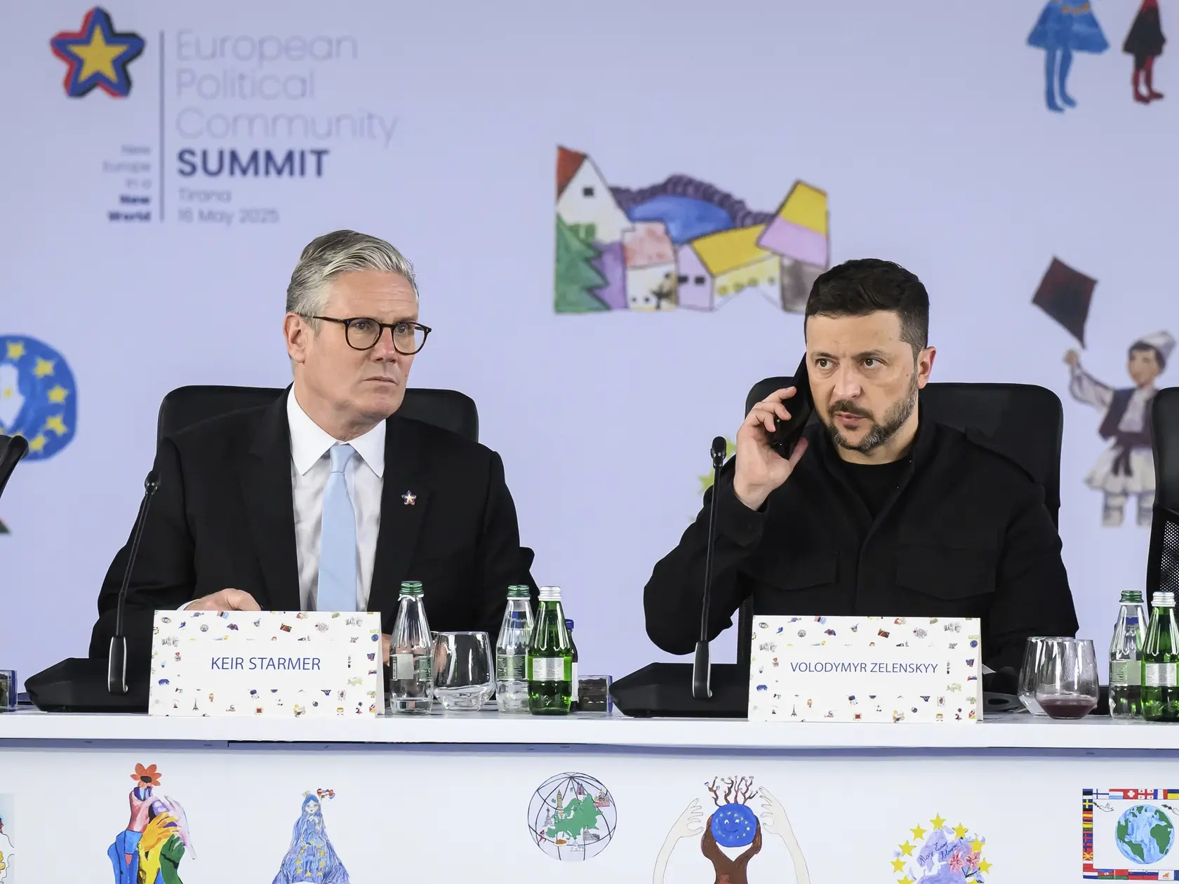 Ukrajinský prezident Volodymyr Zelenskyj (vpravo) a britský premiér Keir Starmer na 6. summite Európskeho politického spoločenstva (EPC) v Tirane v piatok 16. mája 2025. V Albánsku sa stretli lídri z celého európskeho kontinentu, aby rokovali na tému „Nová Európa v novom svete: jednota - spolupráca - spoločné opatrenia“.